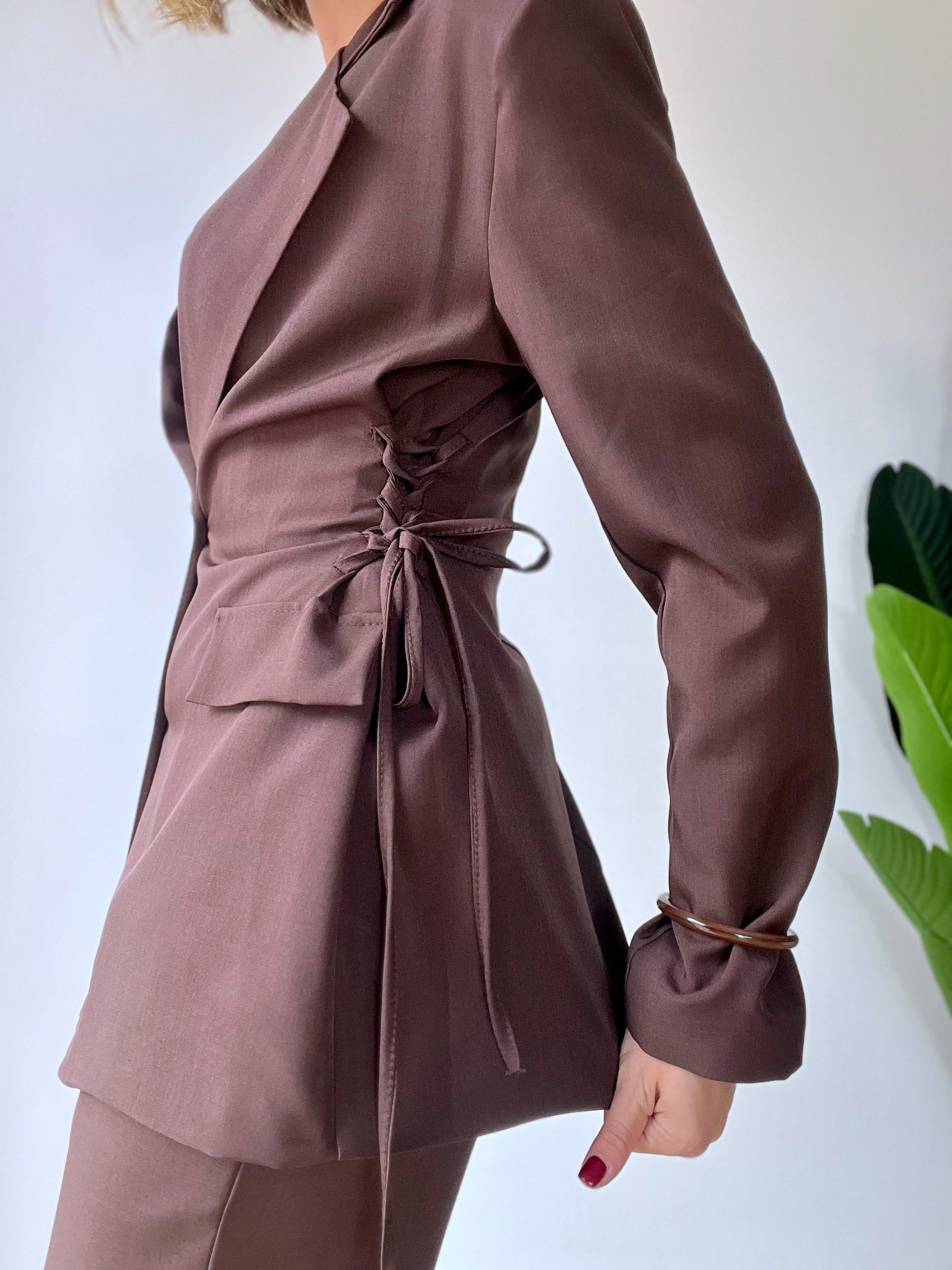 Tailleur marrone con stringhe laterali