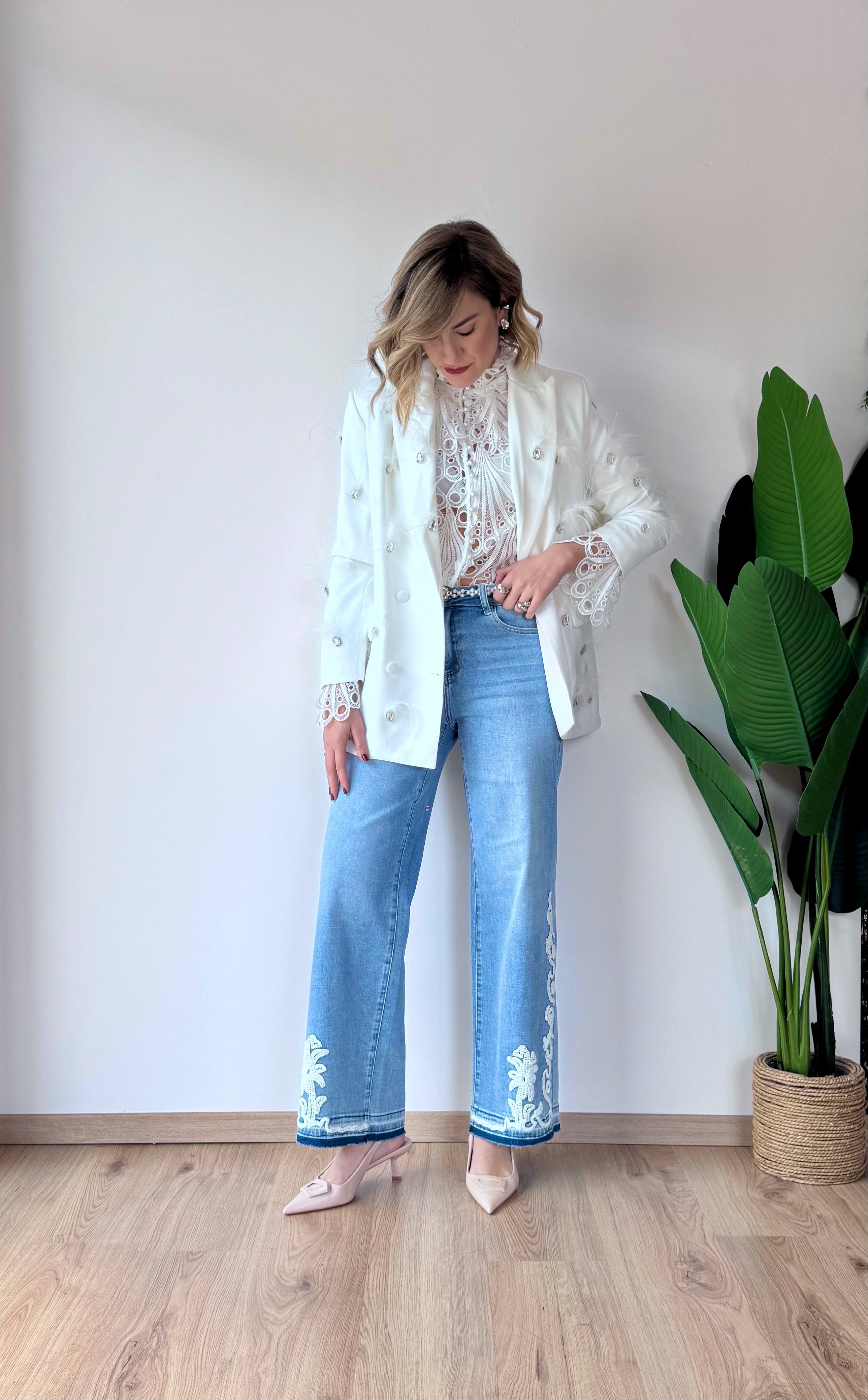 Jeans chiaro a palazzo con dettaglio ricamato