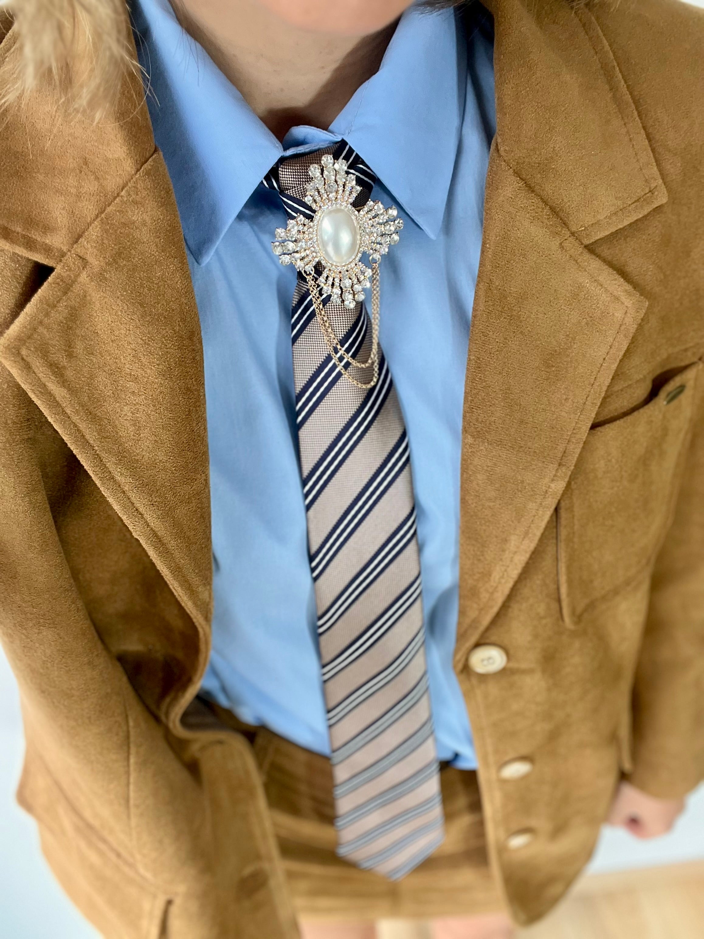 Cravatta rigata ominile con gioiello