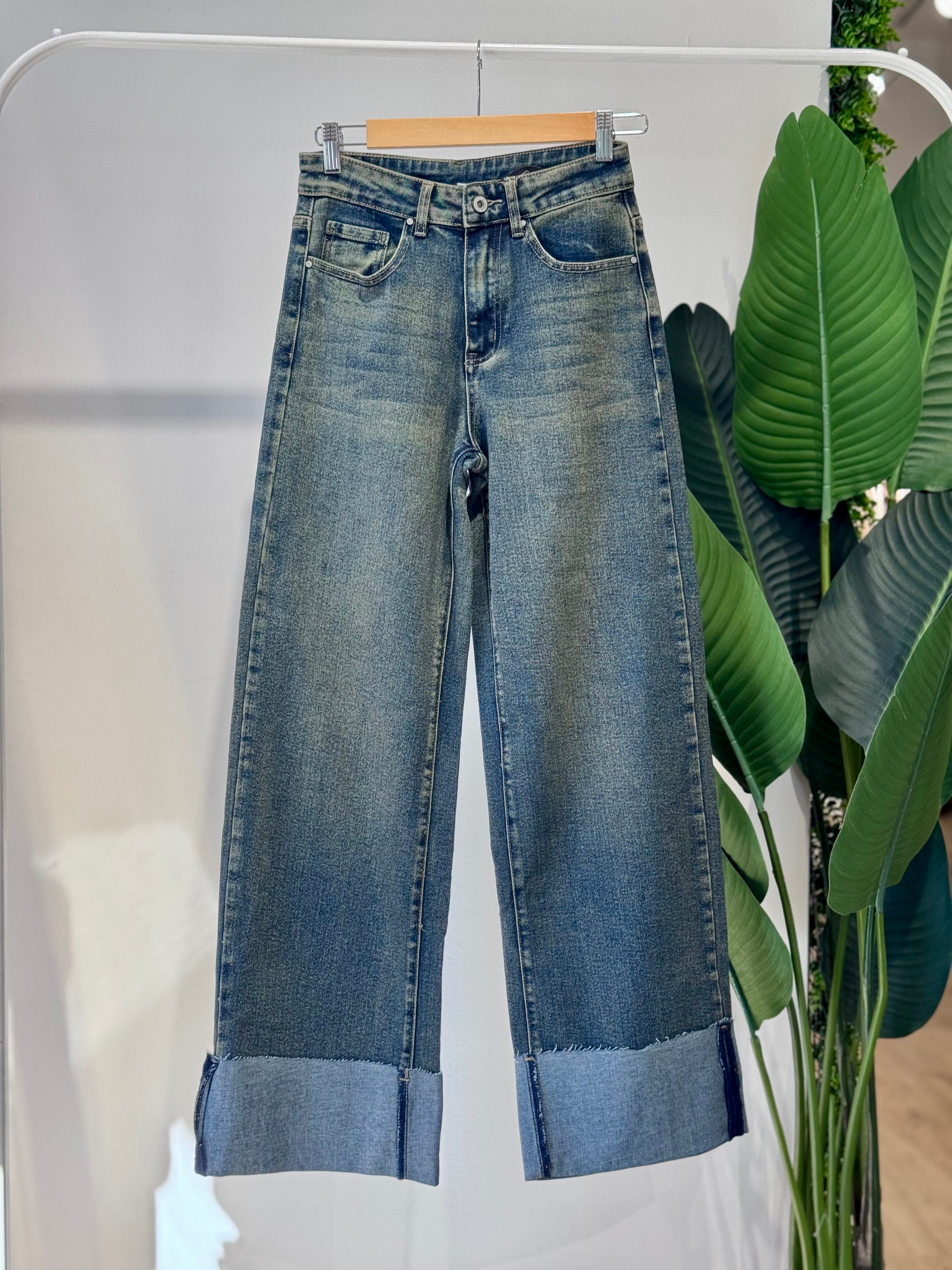 Jeans sabbiato con risvolto