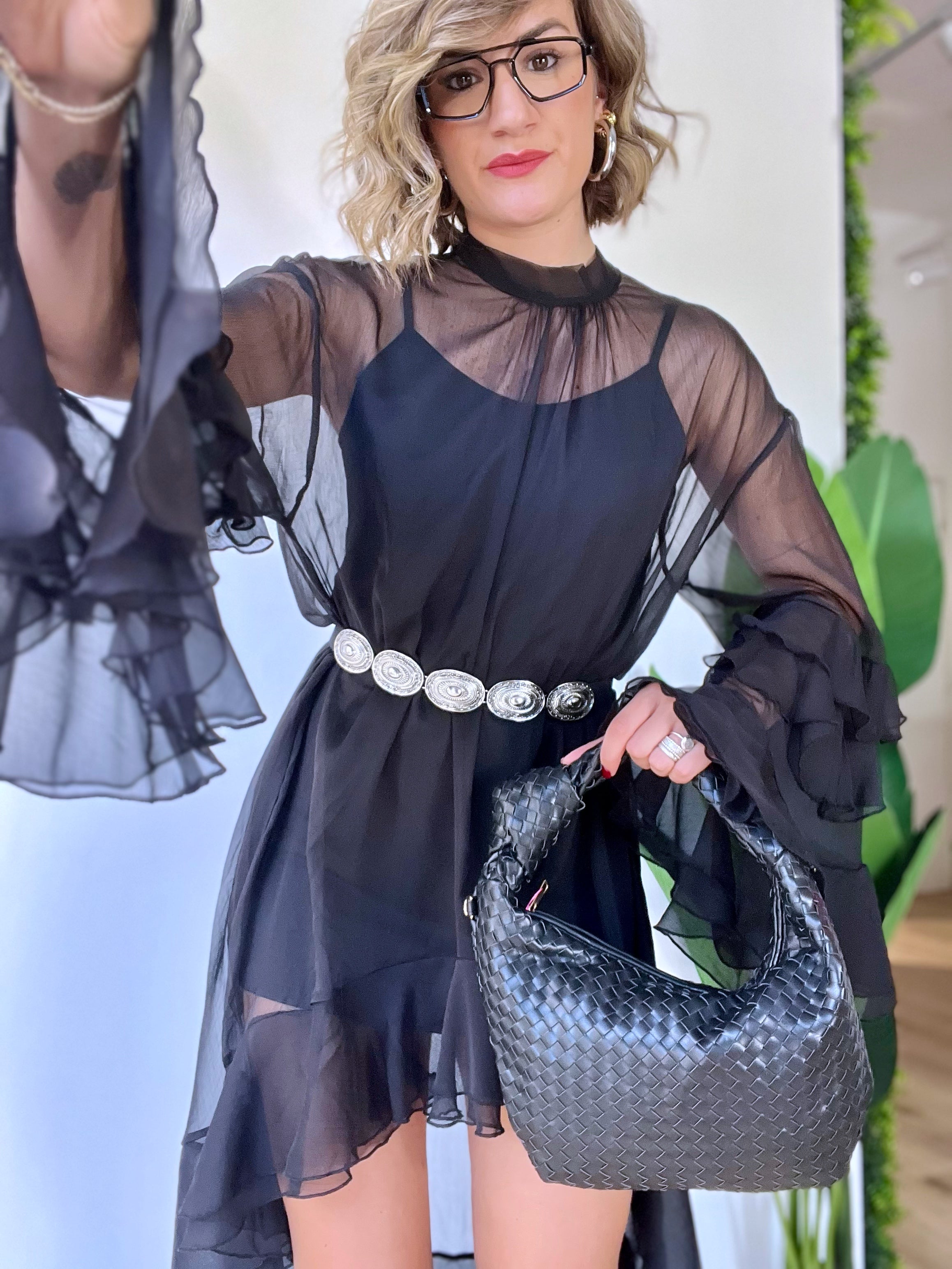 Vestito in velo nero corto avanti e più lungo sul retro