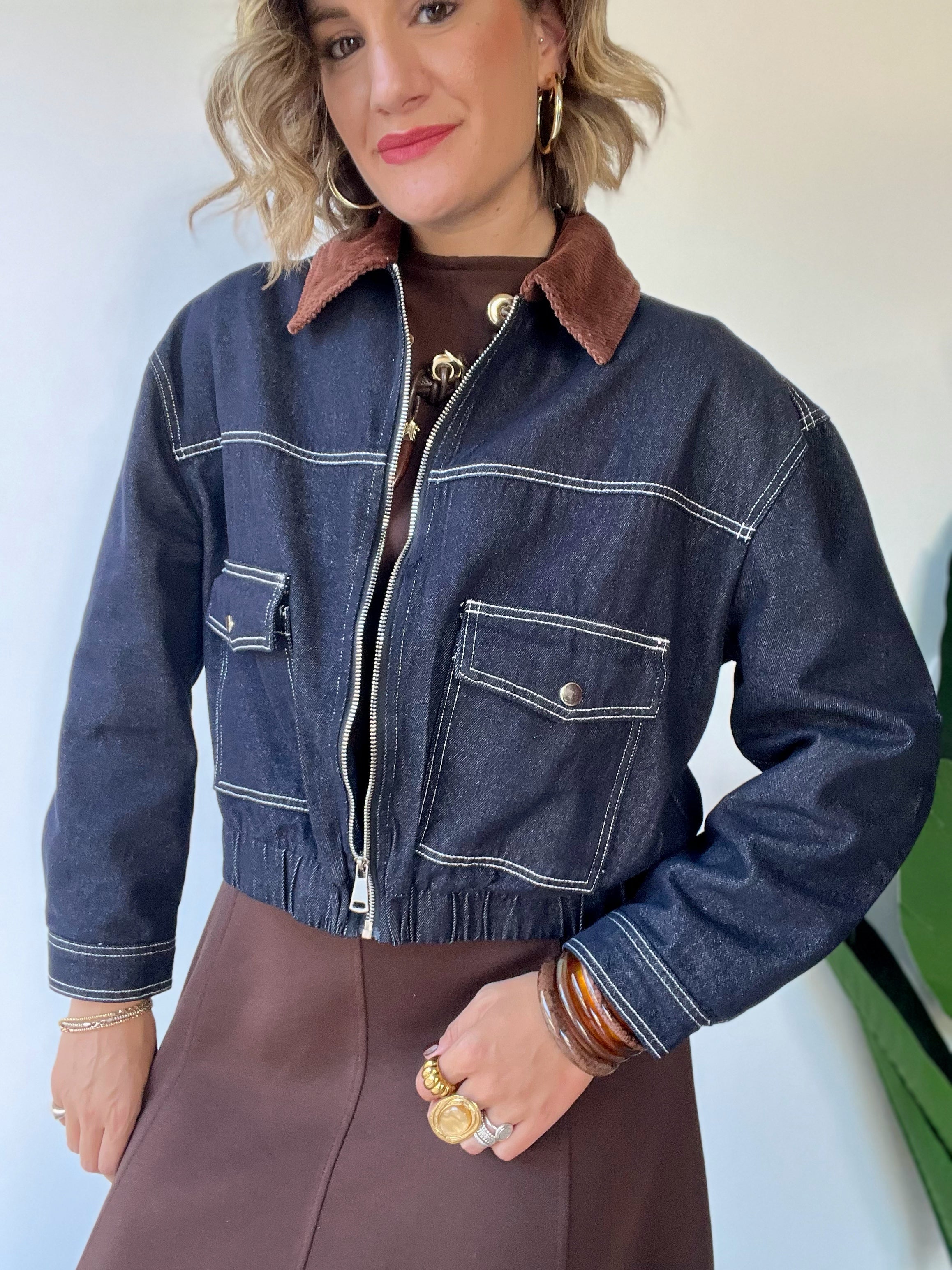 Giubbottino crop in jeans con colletto a costine