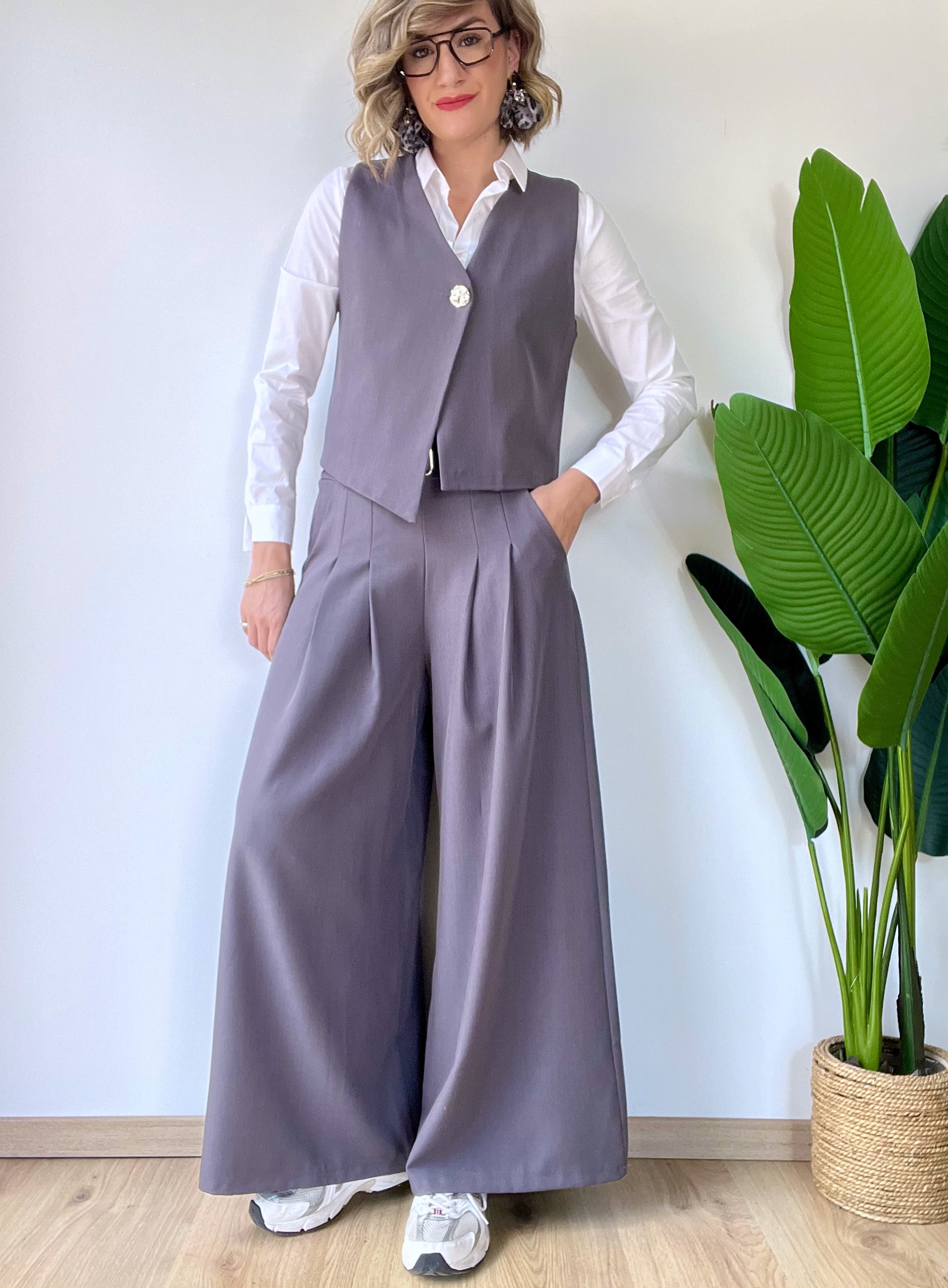 Tailleur grigio con gilet e pantalone largo