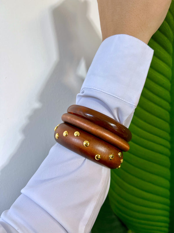 Set di bracciali in legno con borchie