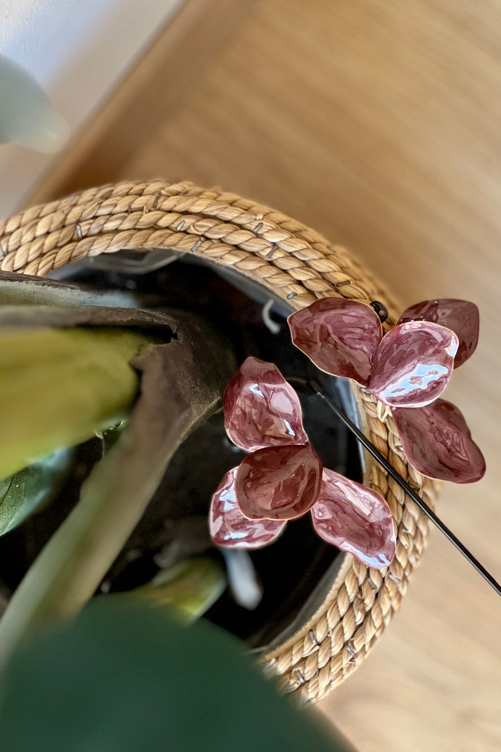 Orecchino fiore marrone