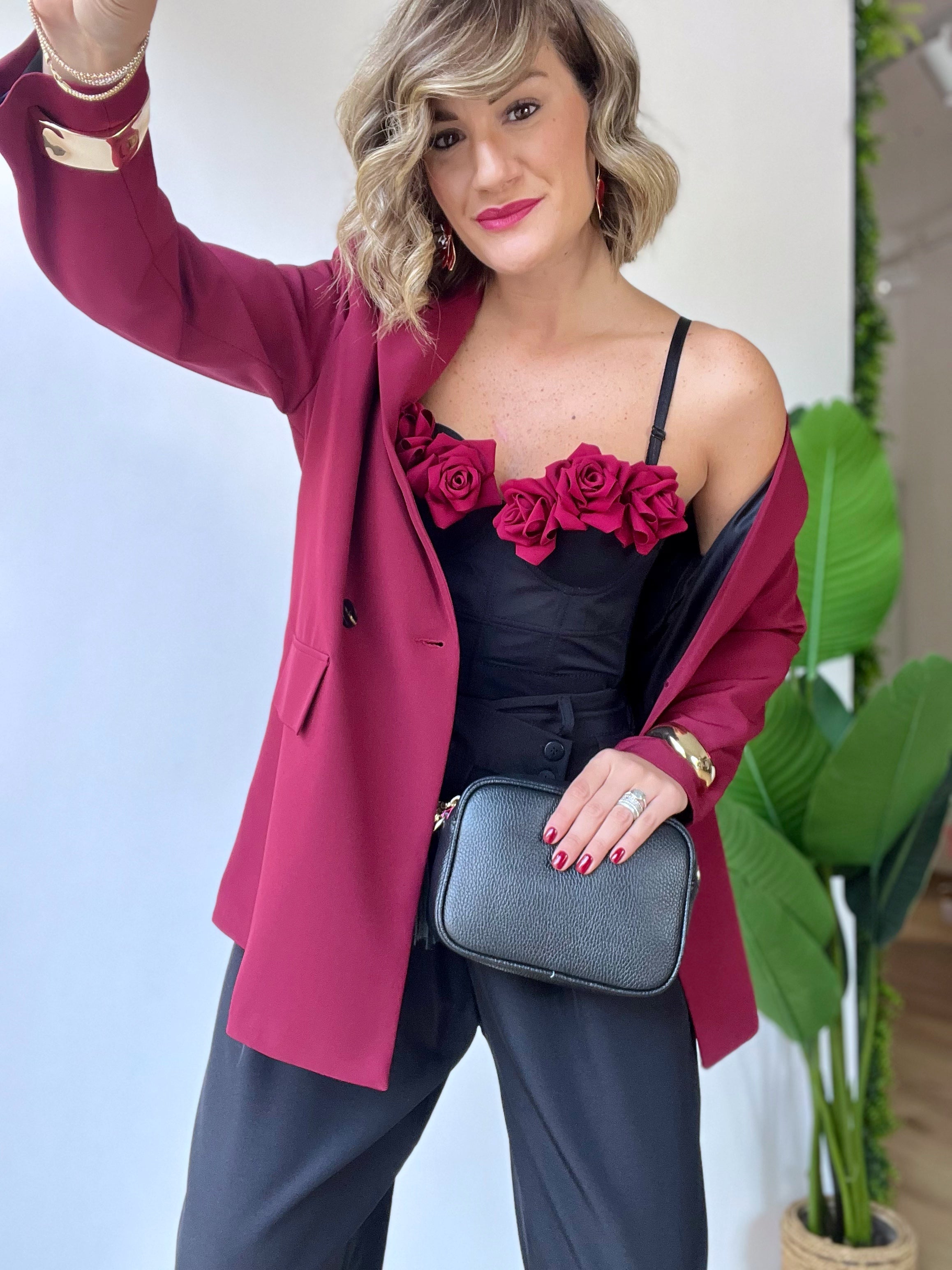 Corpetto nero strutturato con rose bordeaux