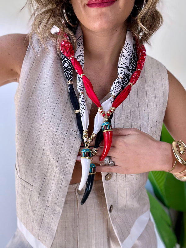 Collana bandana con corno