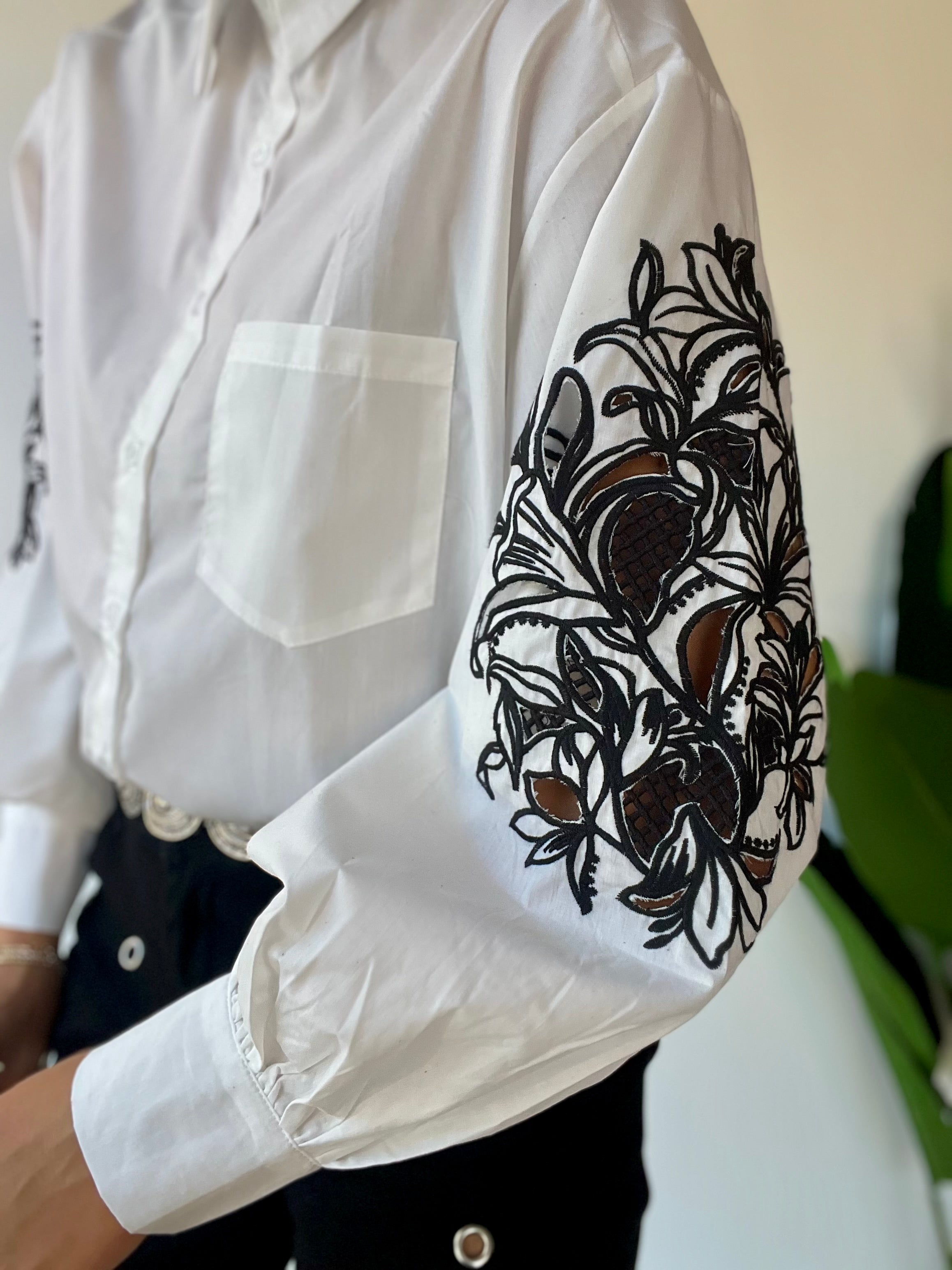 Camicia bianca con maniche ricamate