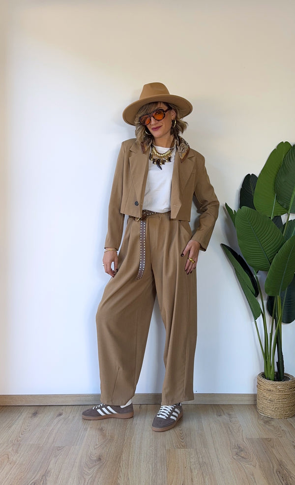 Tailleur con blazer corto e panta balloon beige