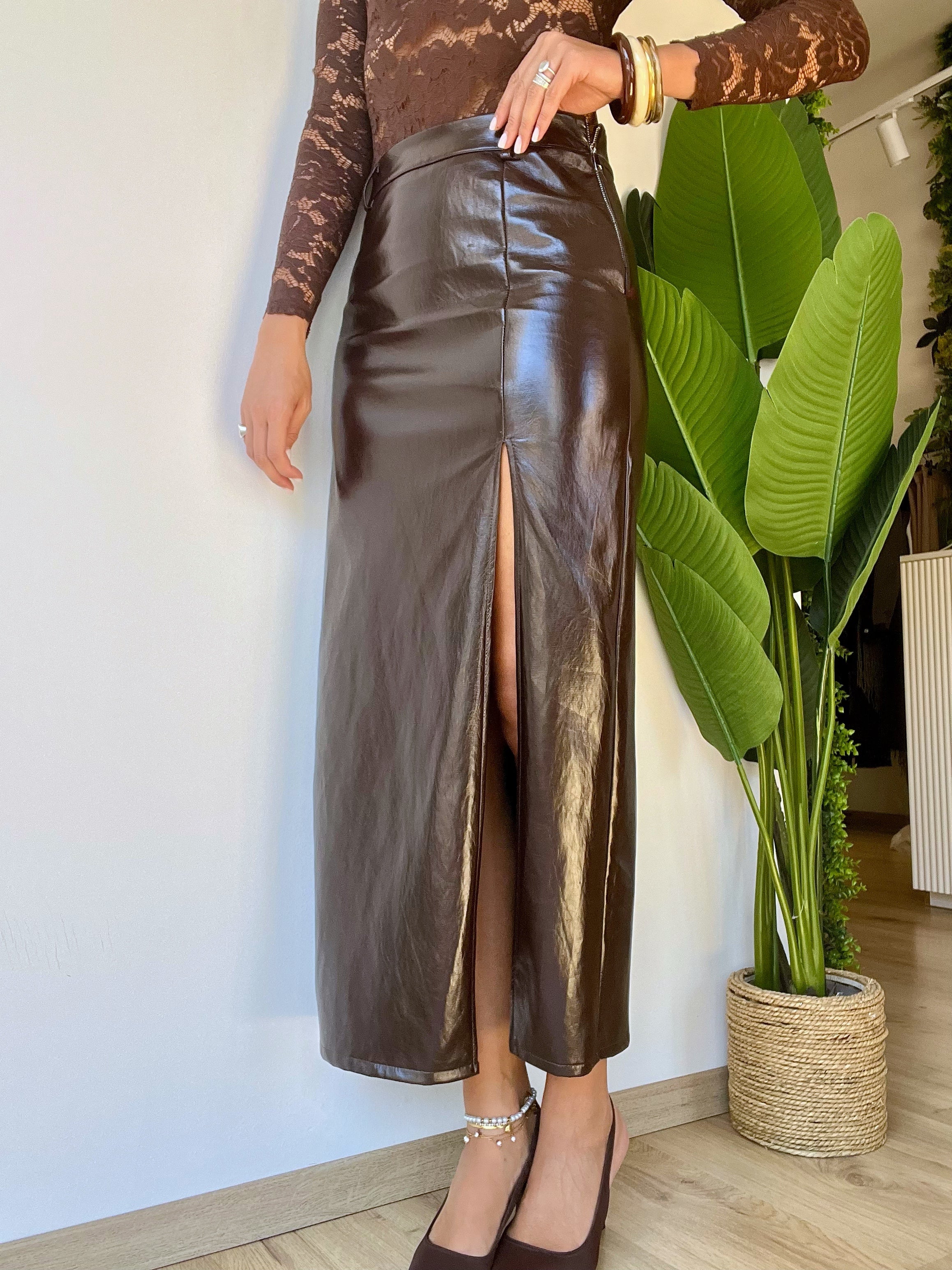 Longuette lucida con spacco marrone scuro