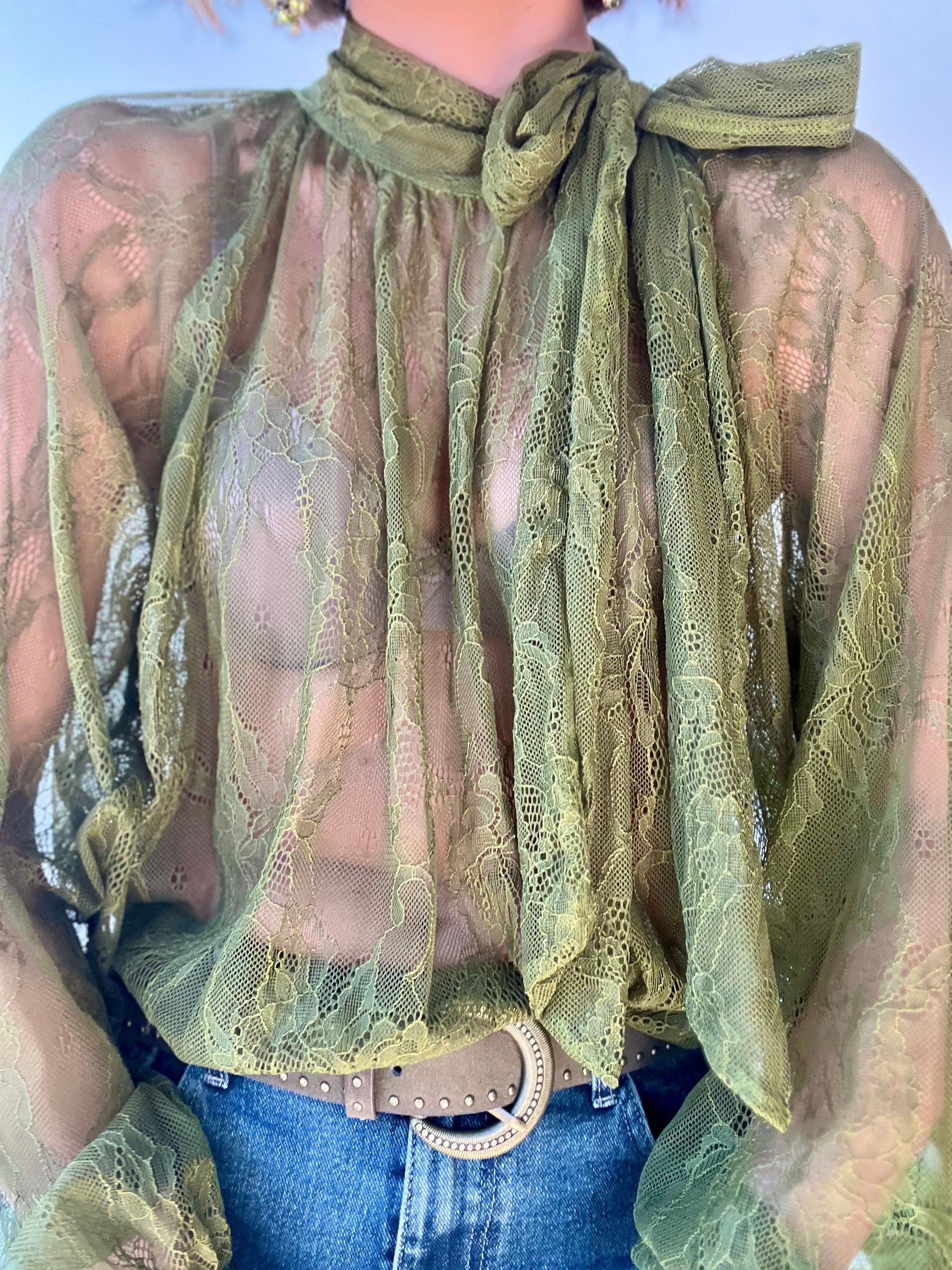 Camicia in pizzo con fiocco sul collo