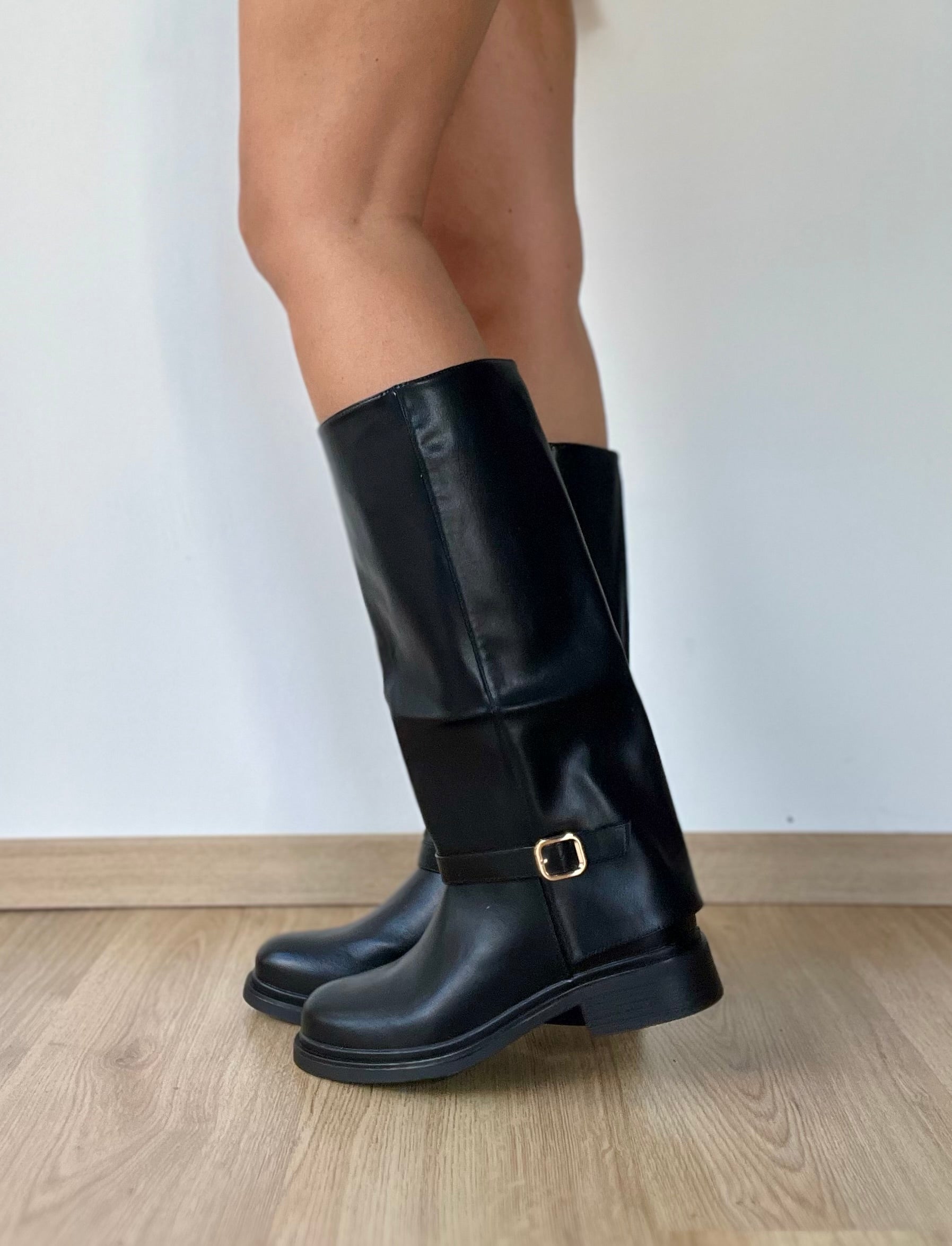 Stivale nero con gambale dritto