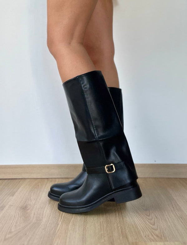 Stivale nero con gambale dritto