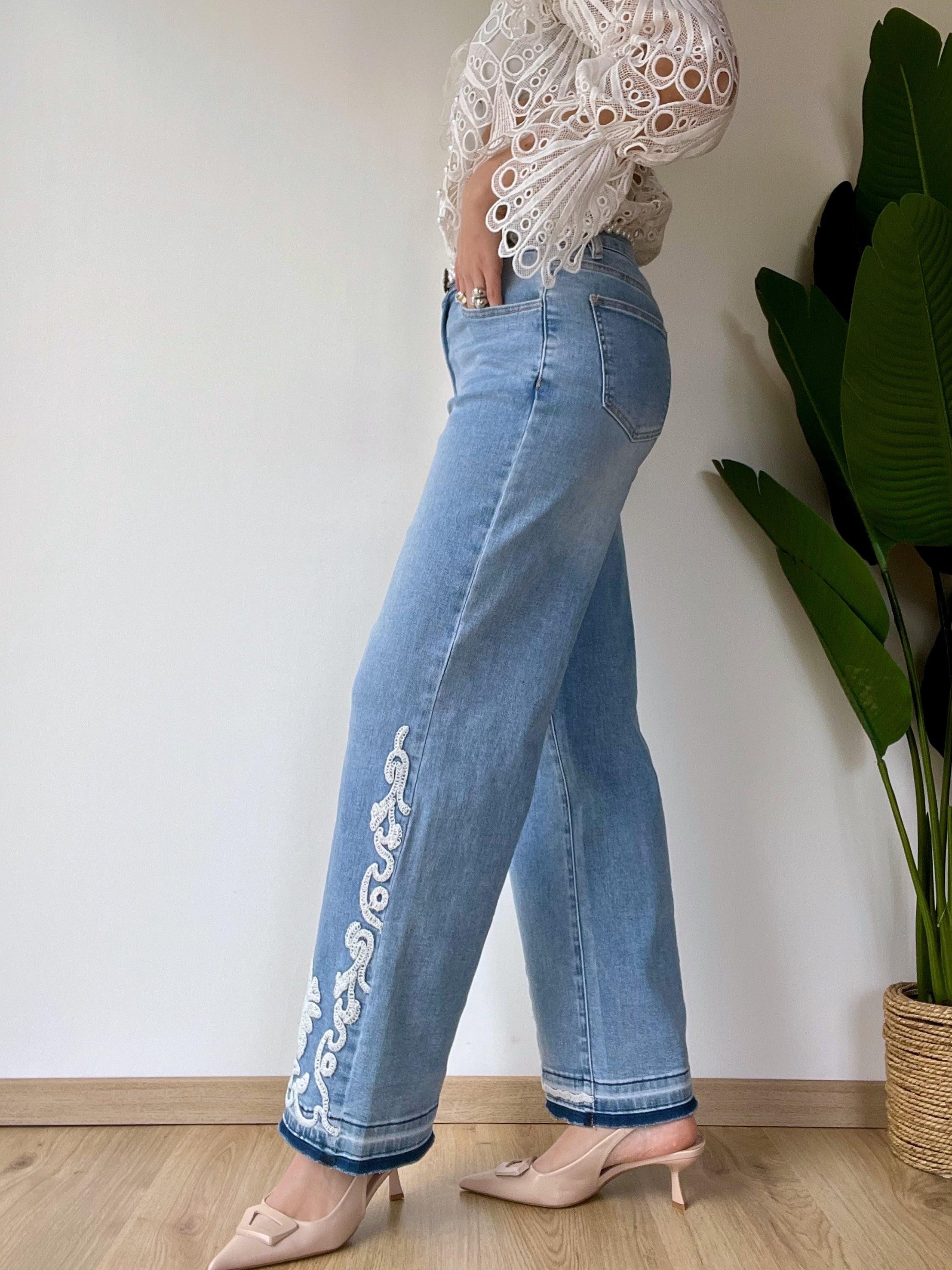 Jeans chiaro a palazzo con dettaglio ricamato