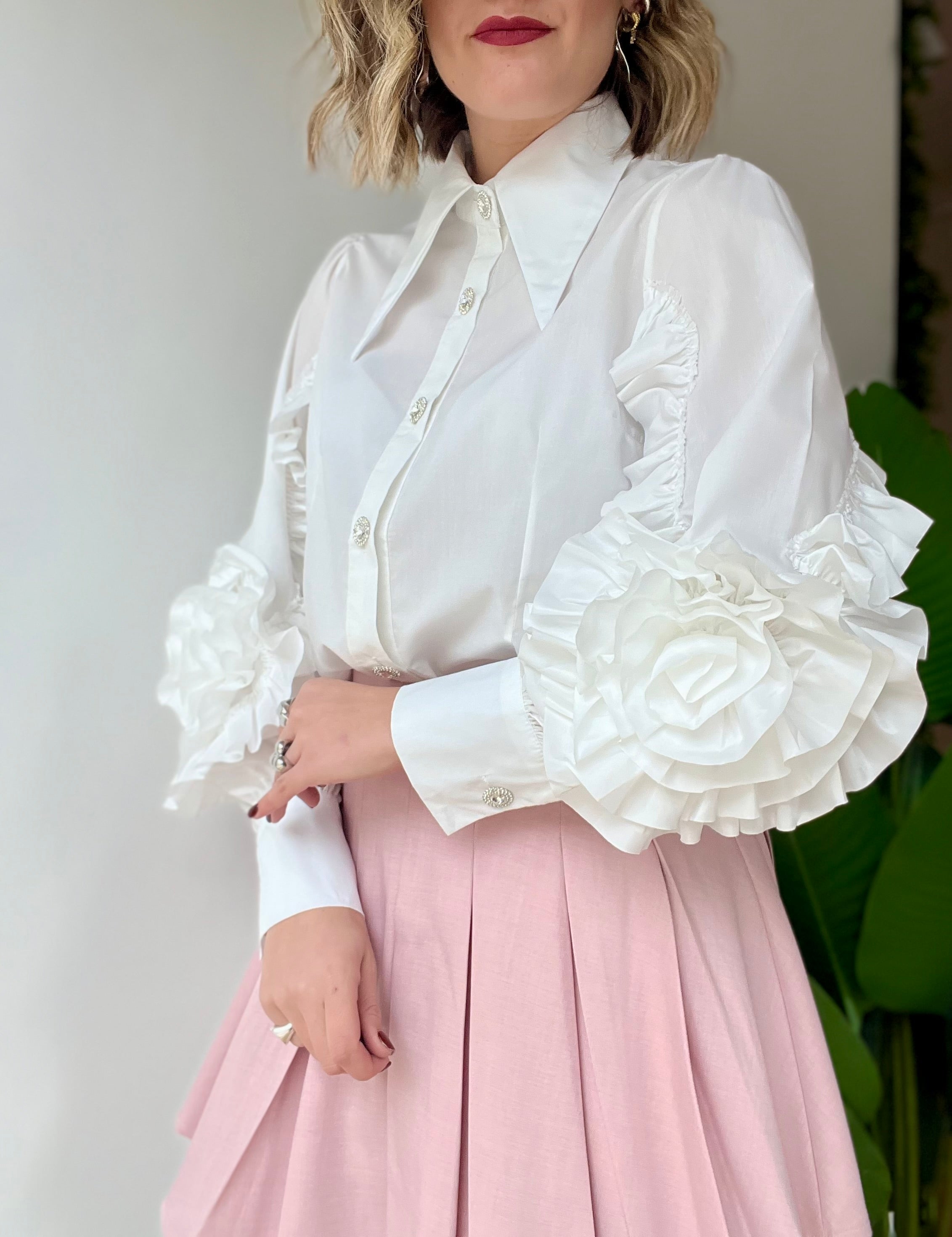 Camicia in cotone con rose sulle maniche e bottoni gioiello