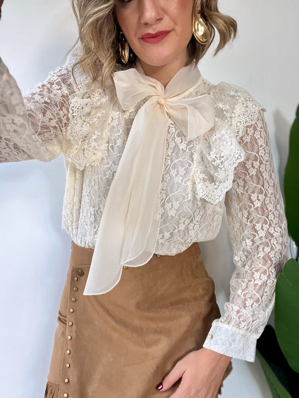 Camicia beige in pizzo con fiocco