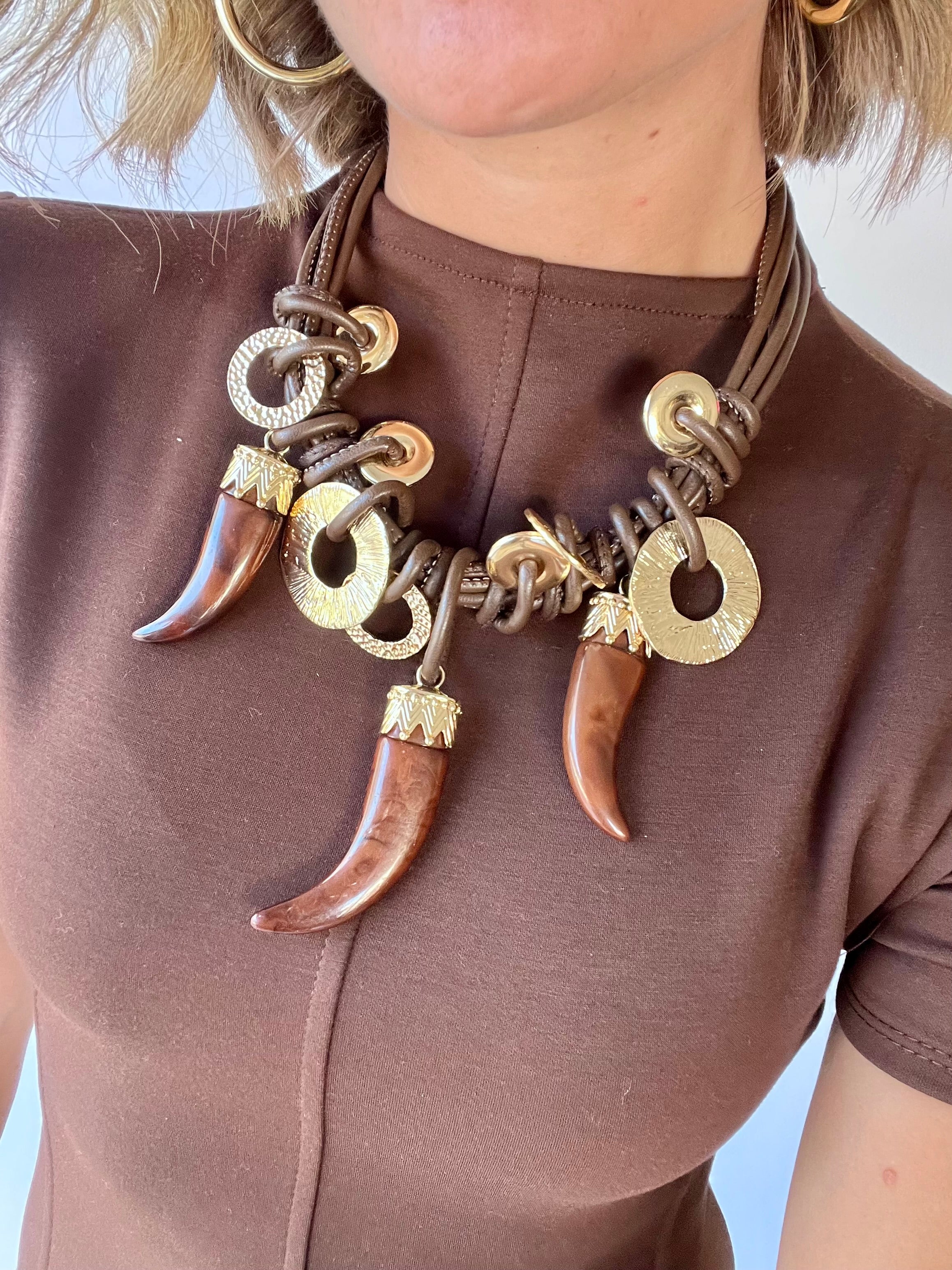 Collana con corni marroni