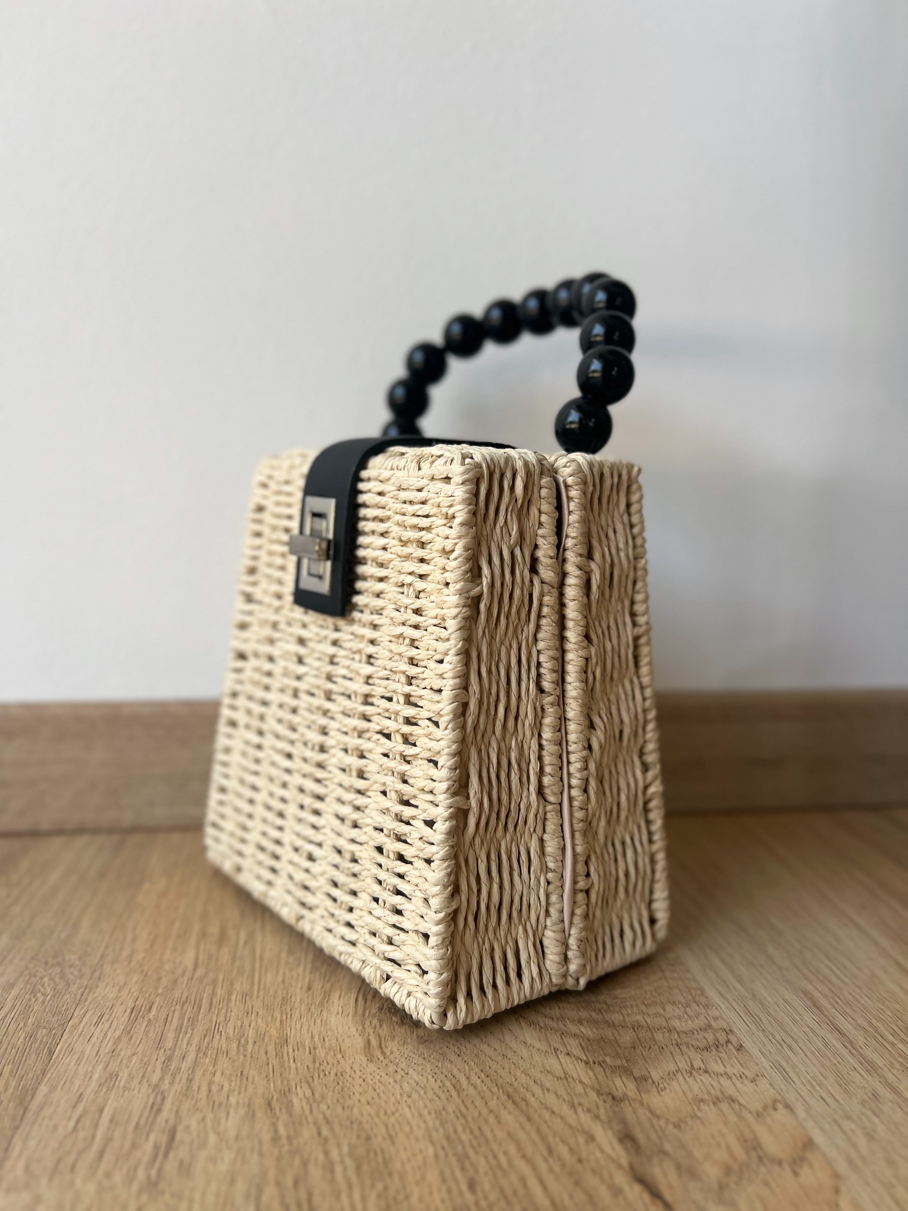 Pochette in paglia con manico di perle