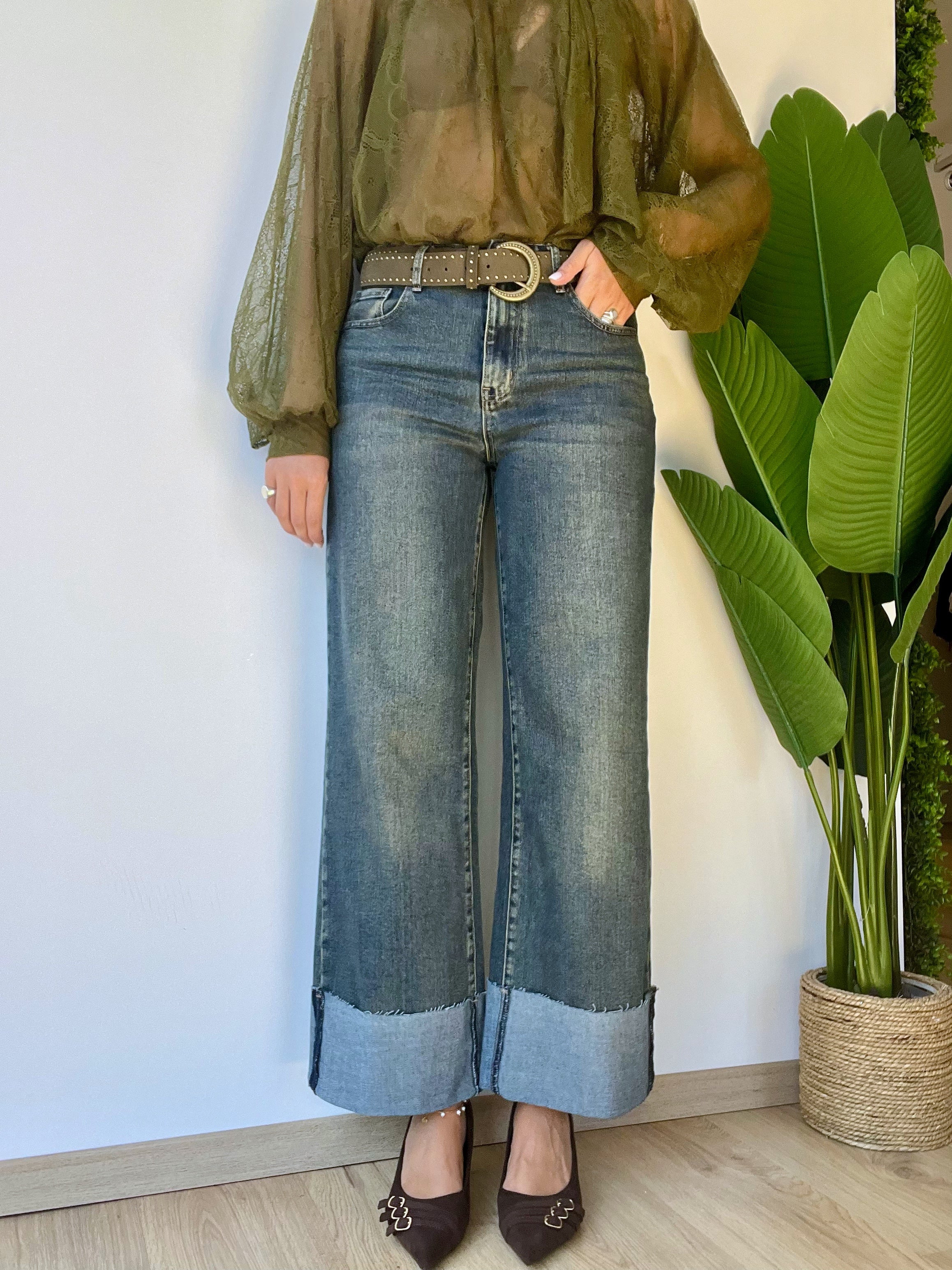 Jeans sabbiato con risvolto