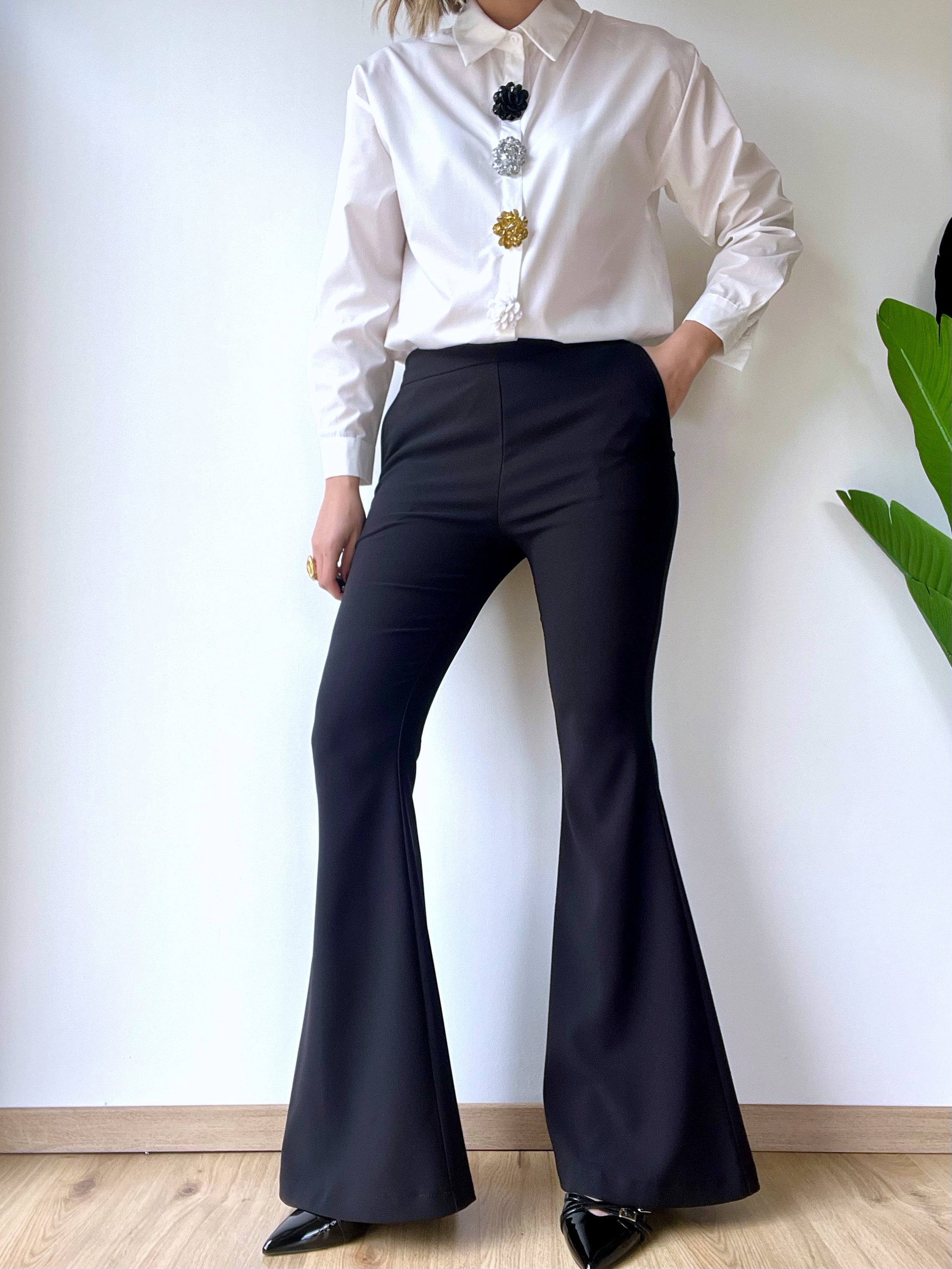 Pantalone a zampa nero con zip laterale