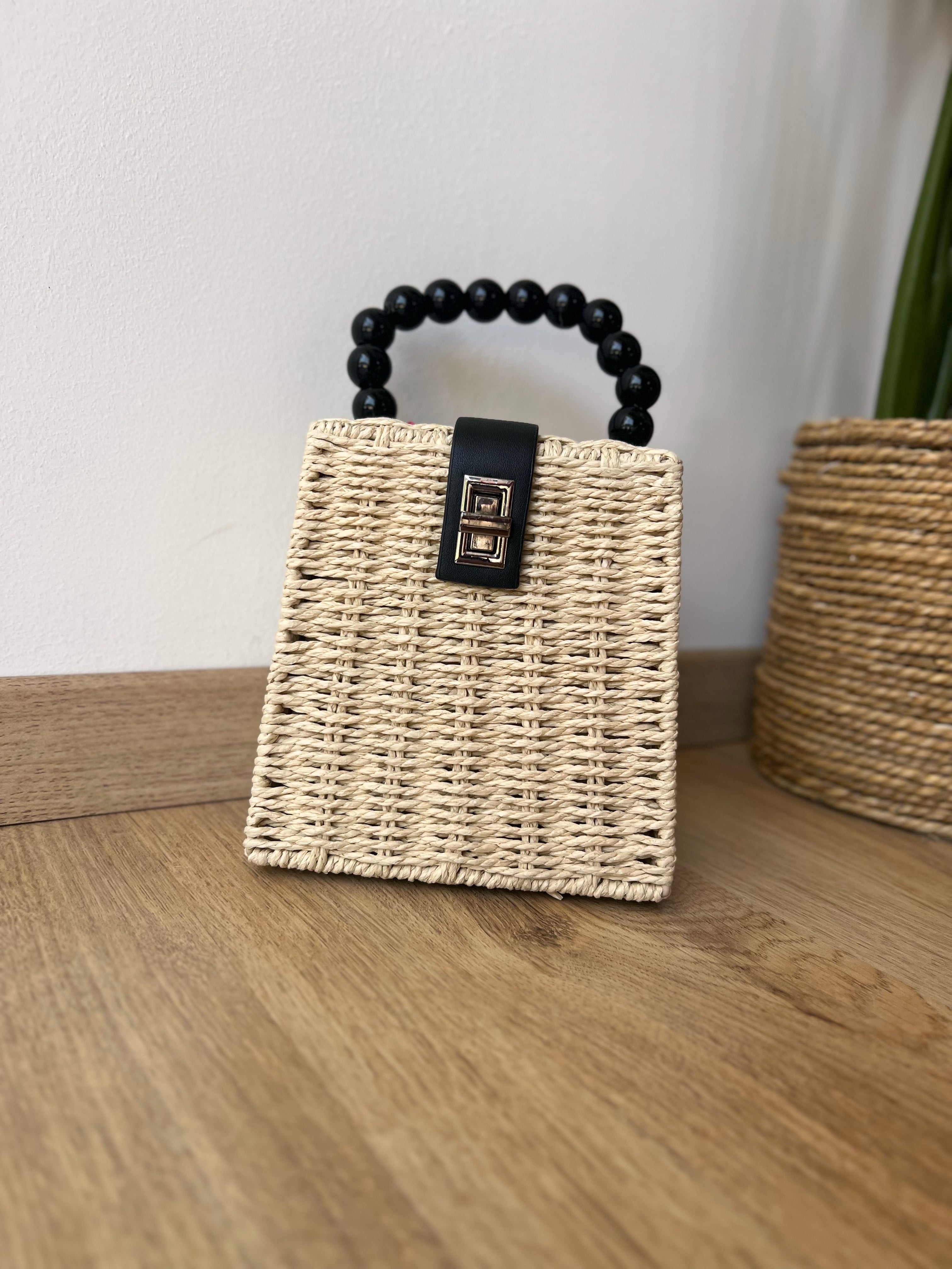 Pochette in paglia con manico di perle