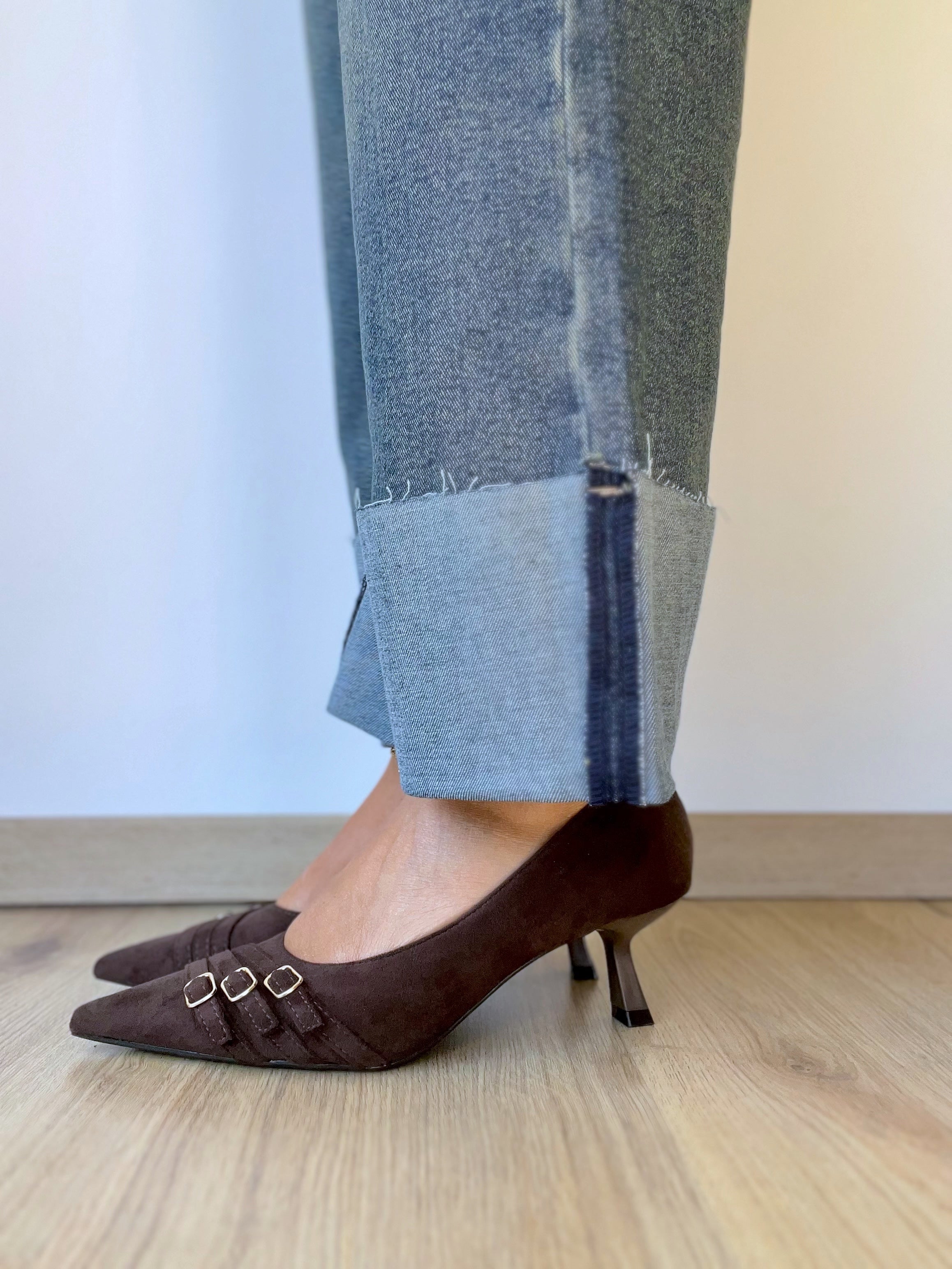 Décolleté in camoscio marrone scuro con tacco comodo