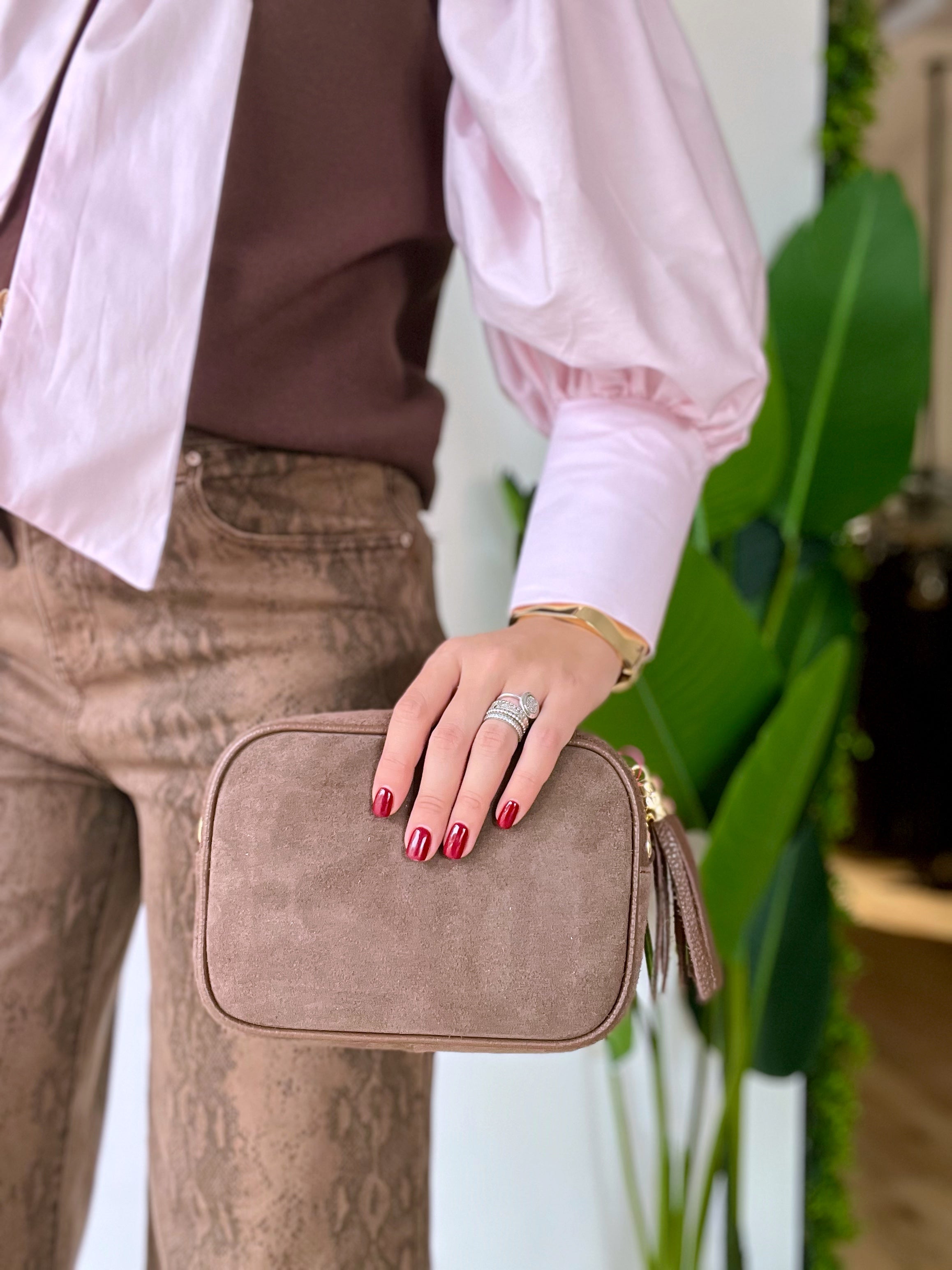 Pochette comoda in camoscio e vera pelle