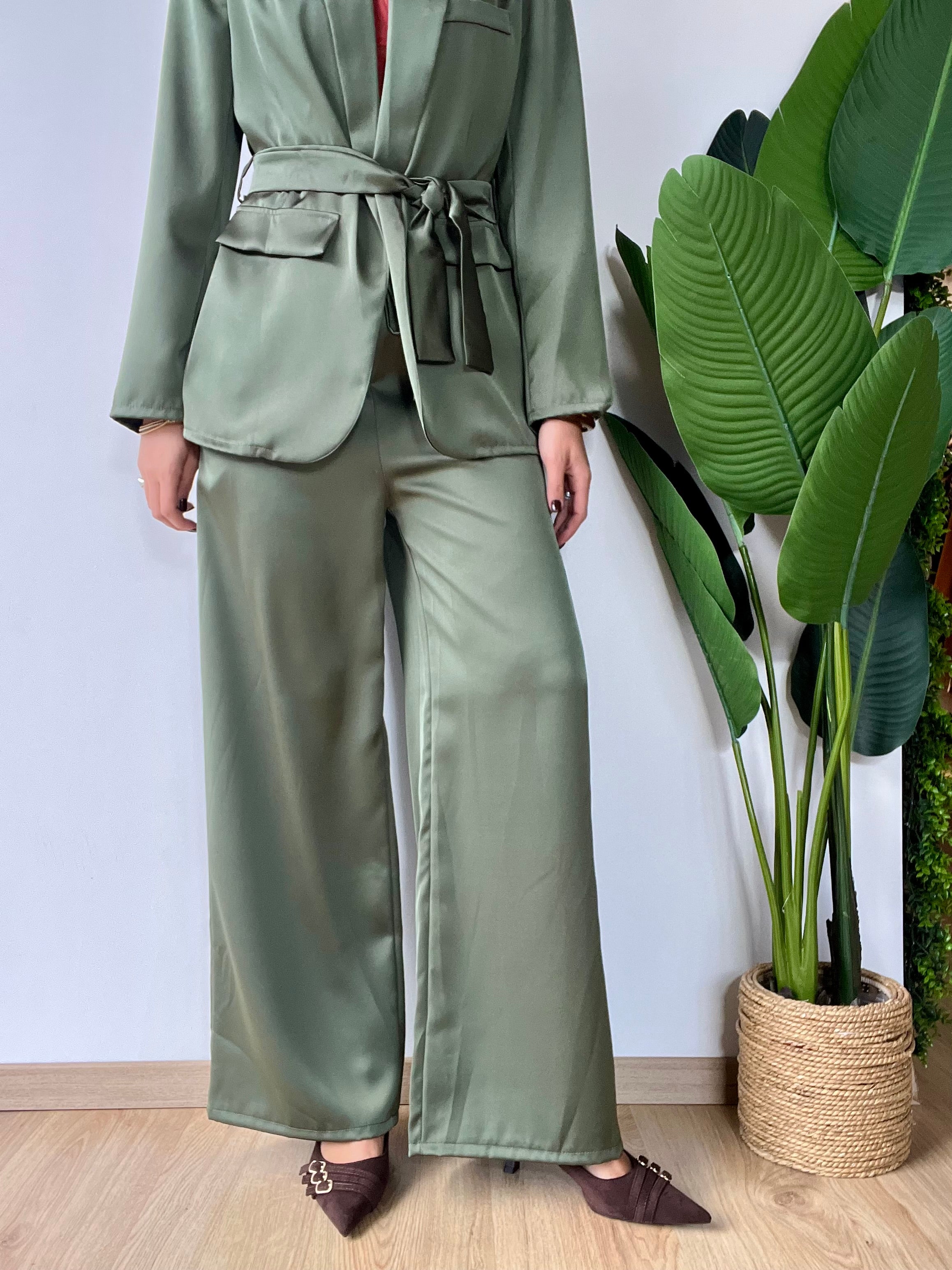 Tailleur con cintura in raso verdone