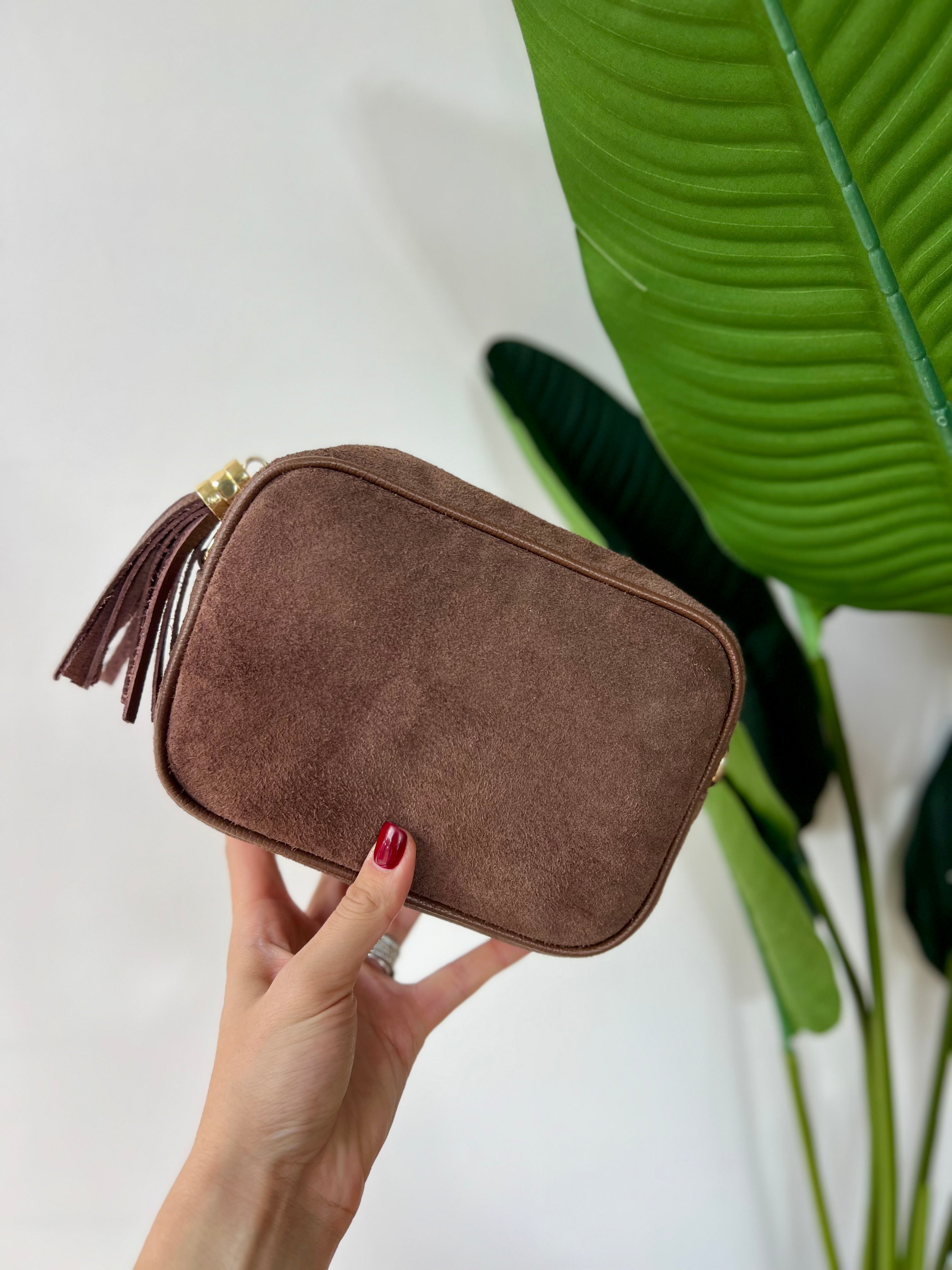 Pochette comoda in camoscio e vera pelle