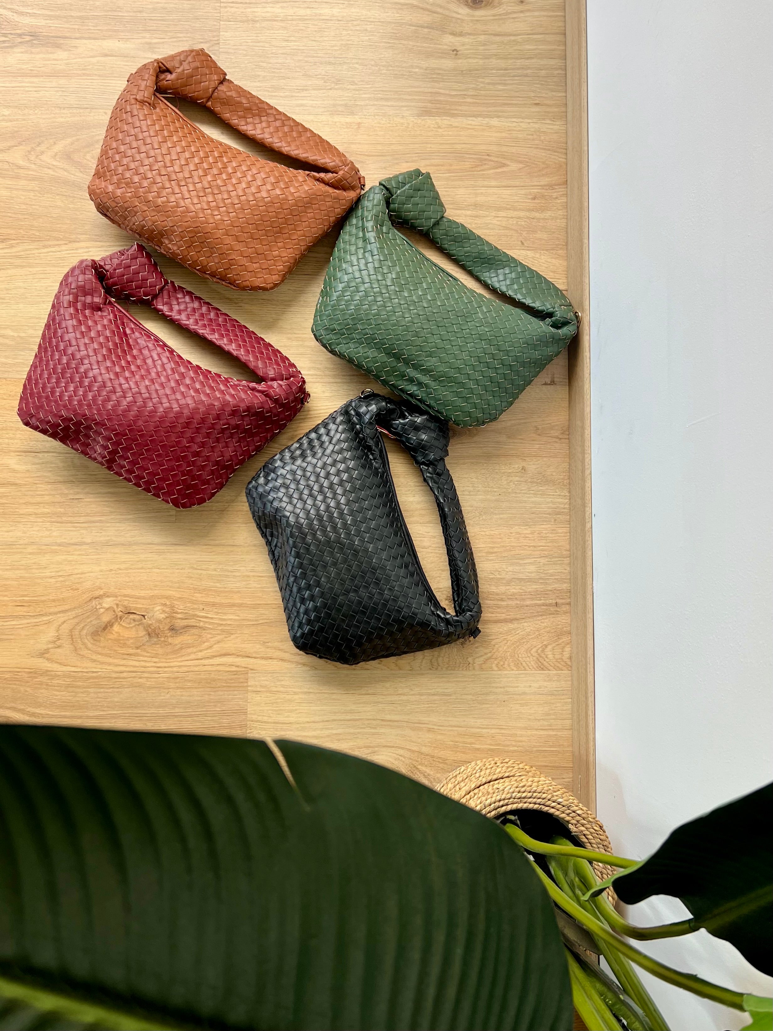 Pochette intrecciate con manico