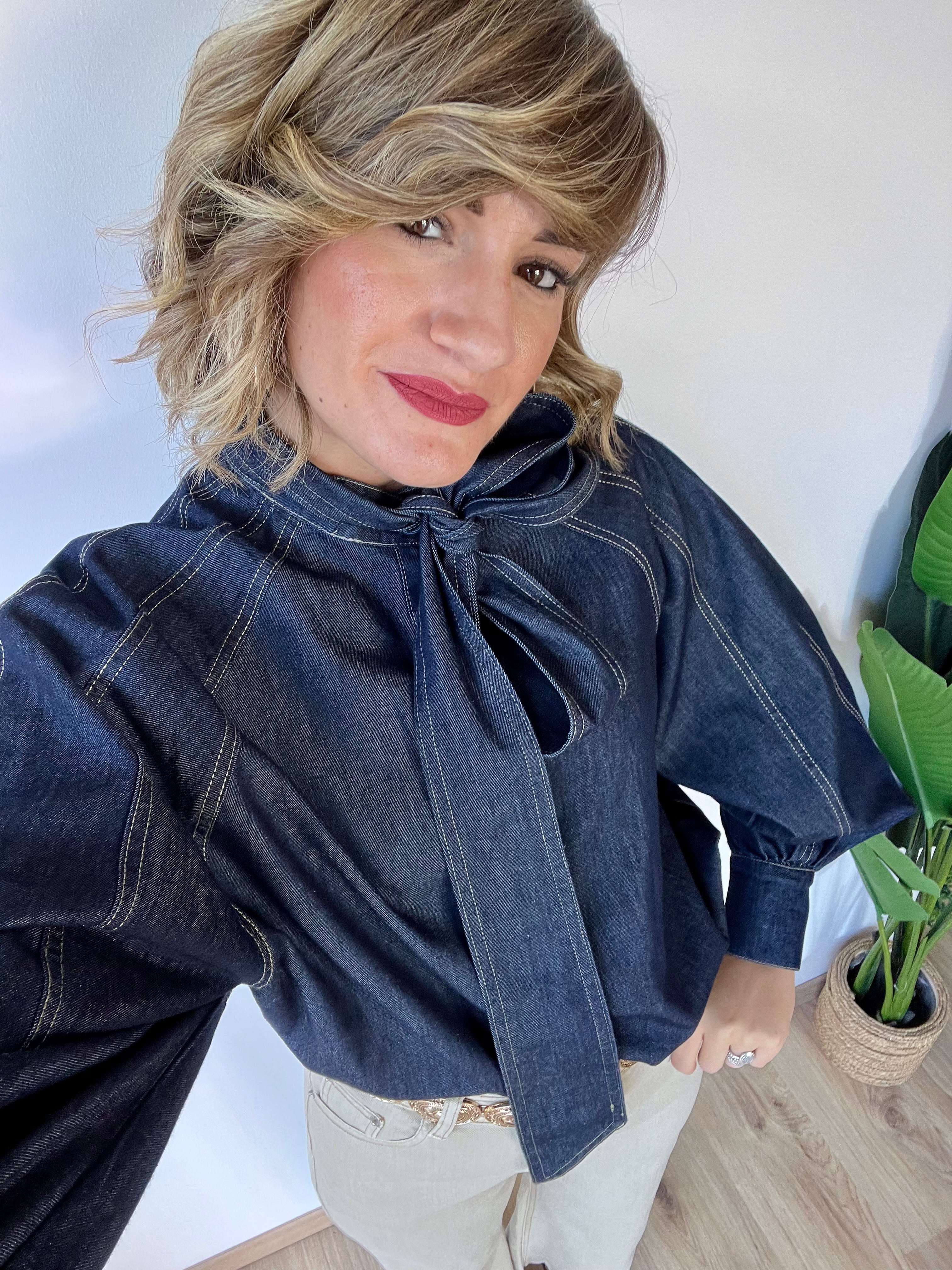 Camicia in denim scuro con collo fiocco