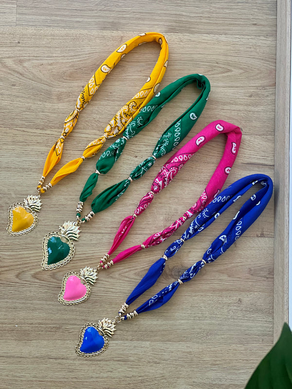 Collana lunga bandana con cuore sacro