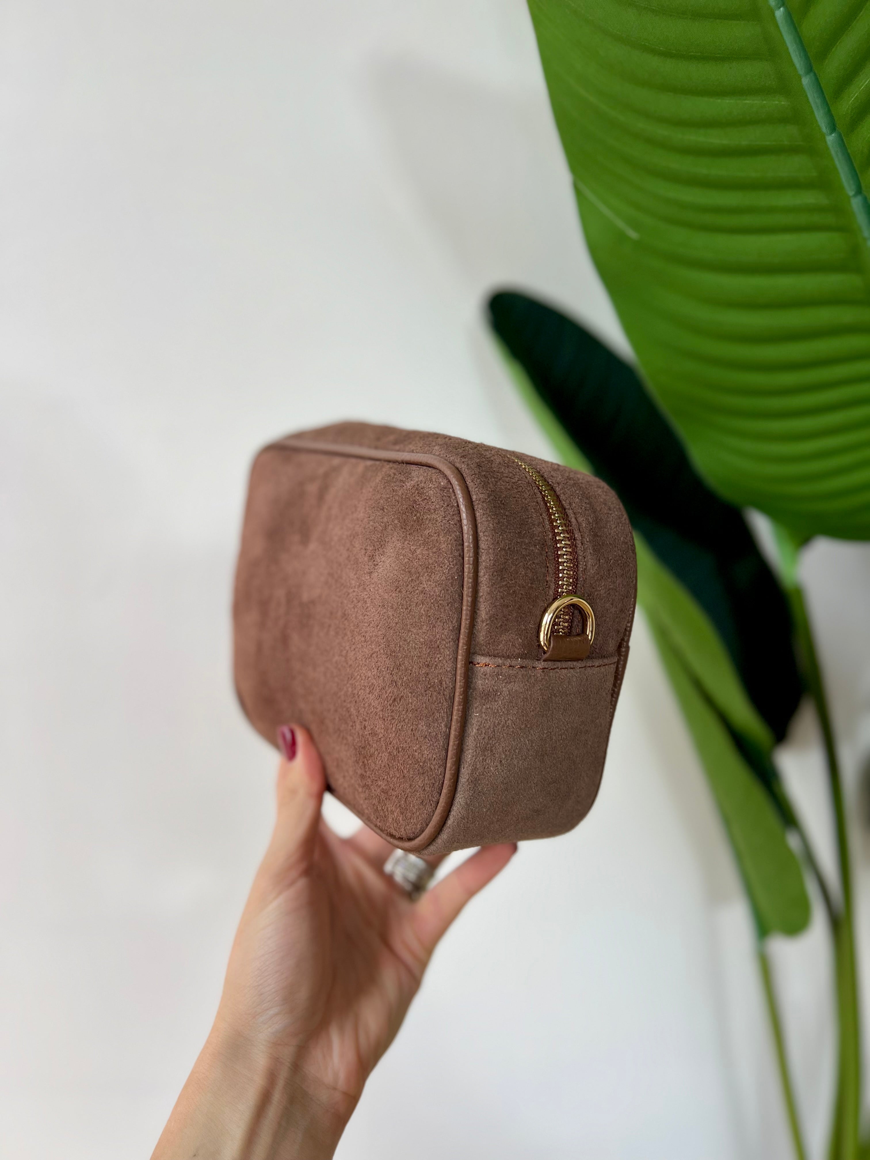 Pochette comoda in camoscio e vera pelle