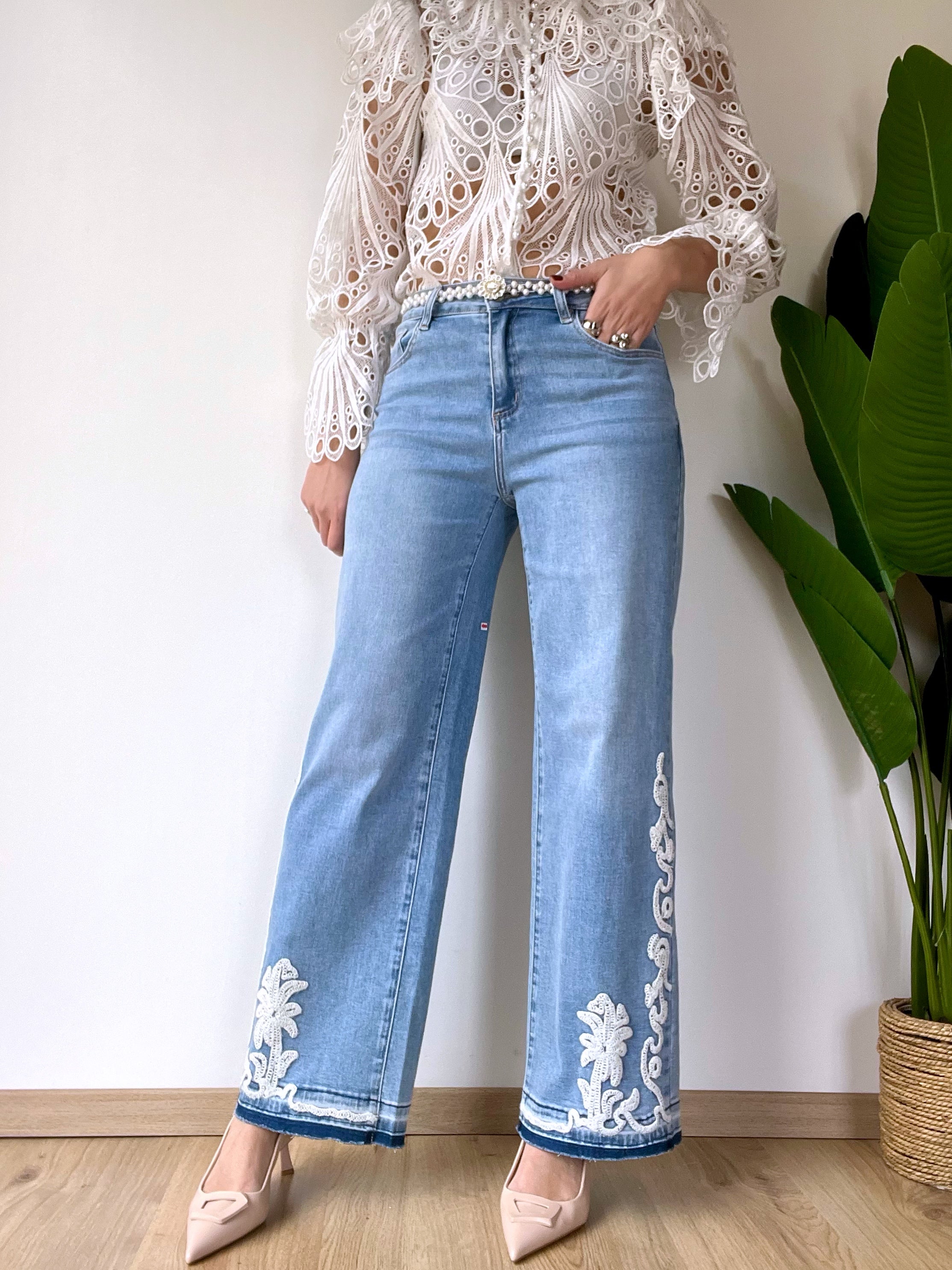 Jeans chiaro a palazzo con dettaglio ricamato