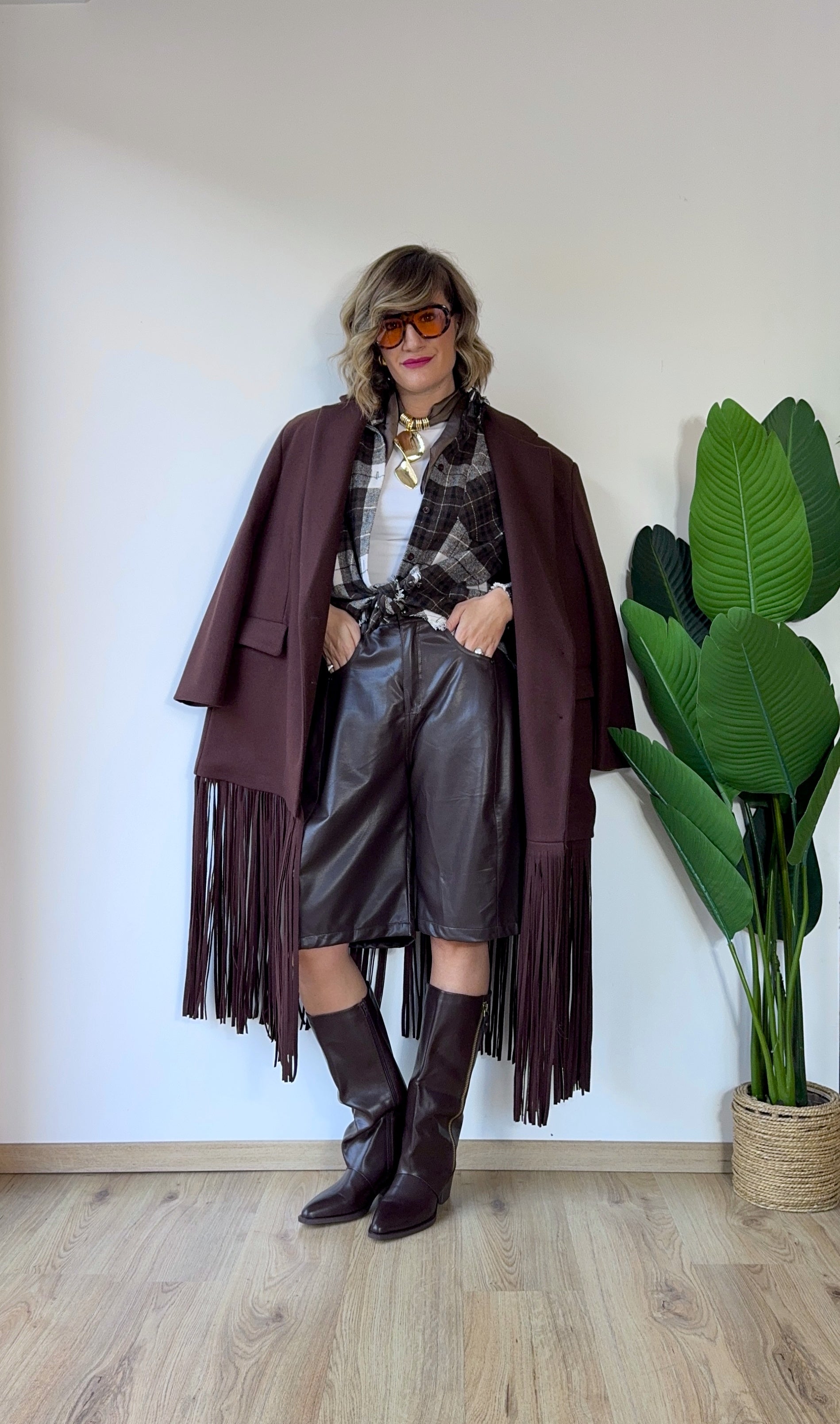 Colla foulard marrone con ciondolo oro