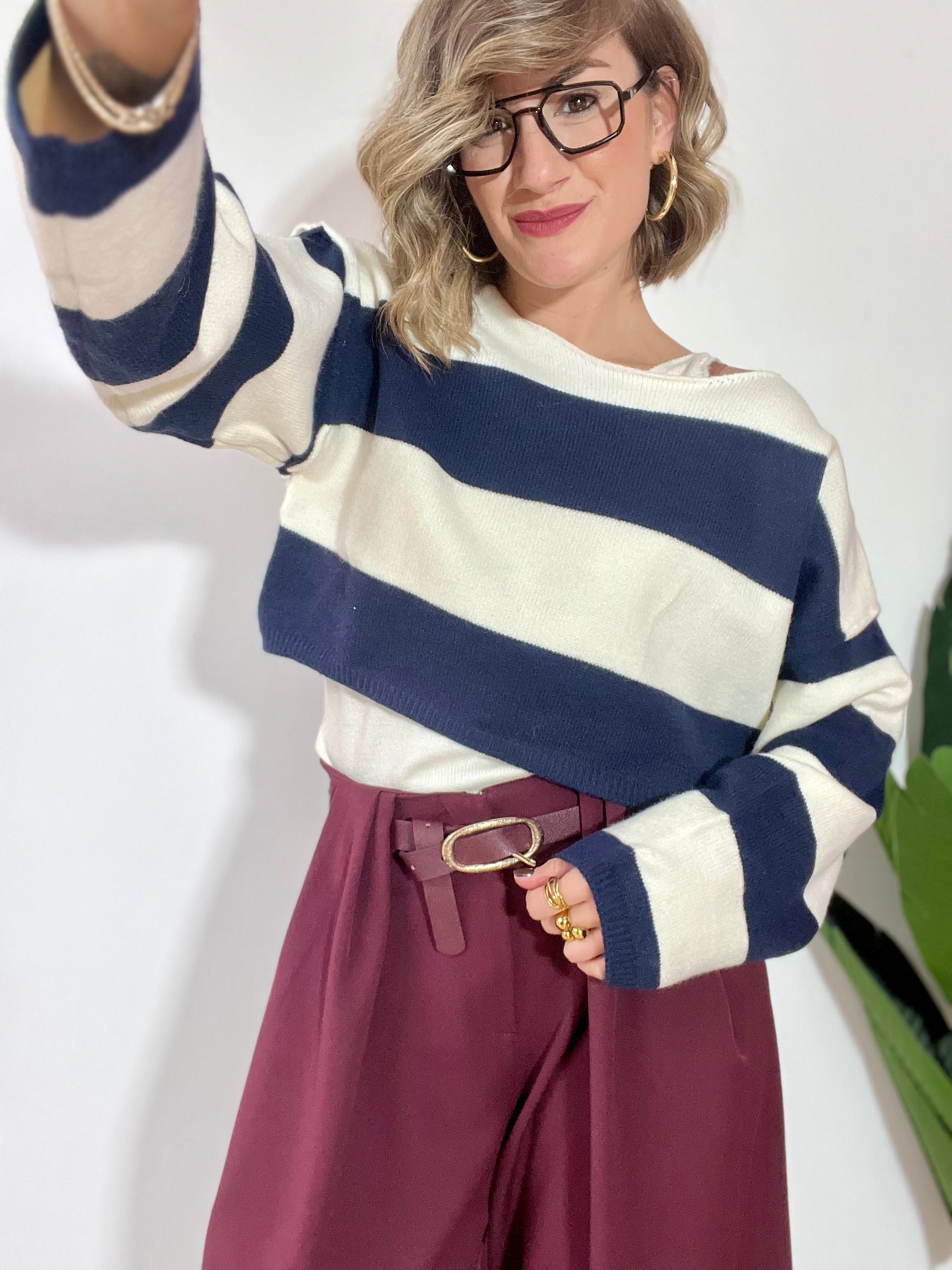 Maglioncino crop rigato blu con canotta