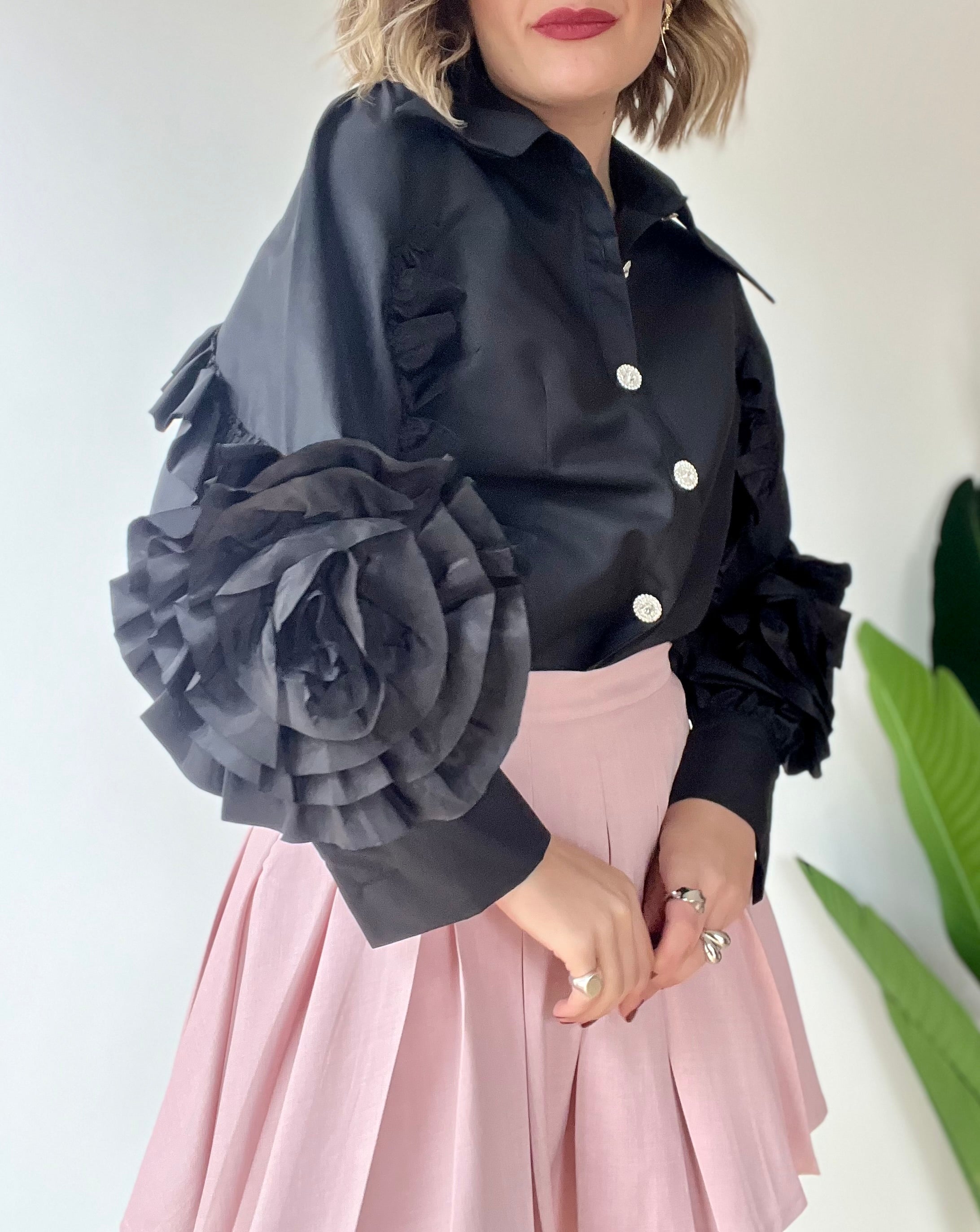 Camicia in cotone con rose sulle maniche e bottoni gioiello