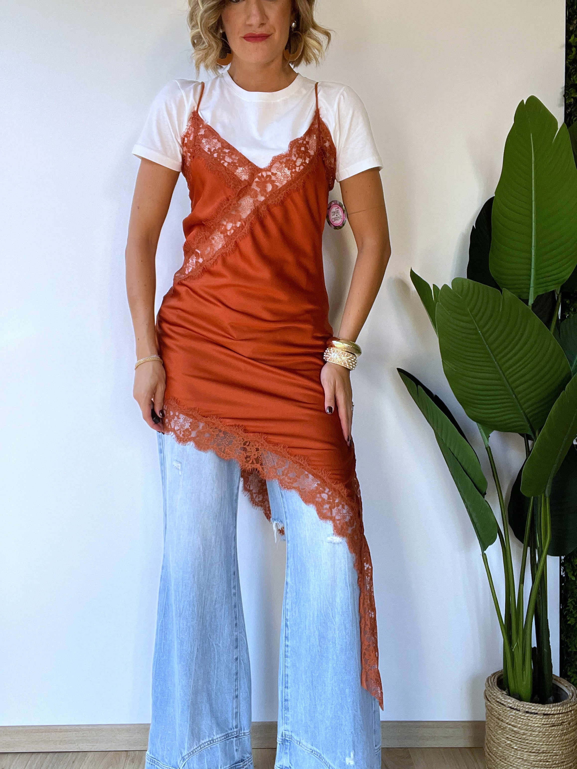 Top/vestito in raso assimetrico con pizzo