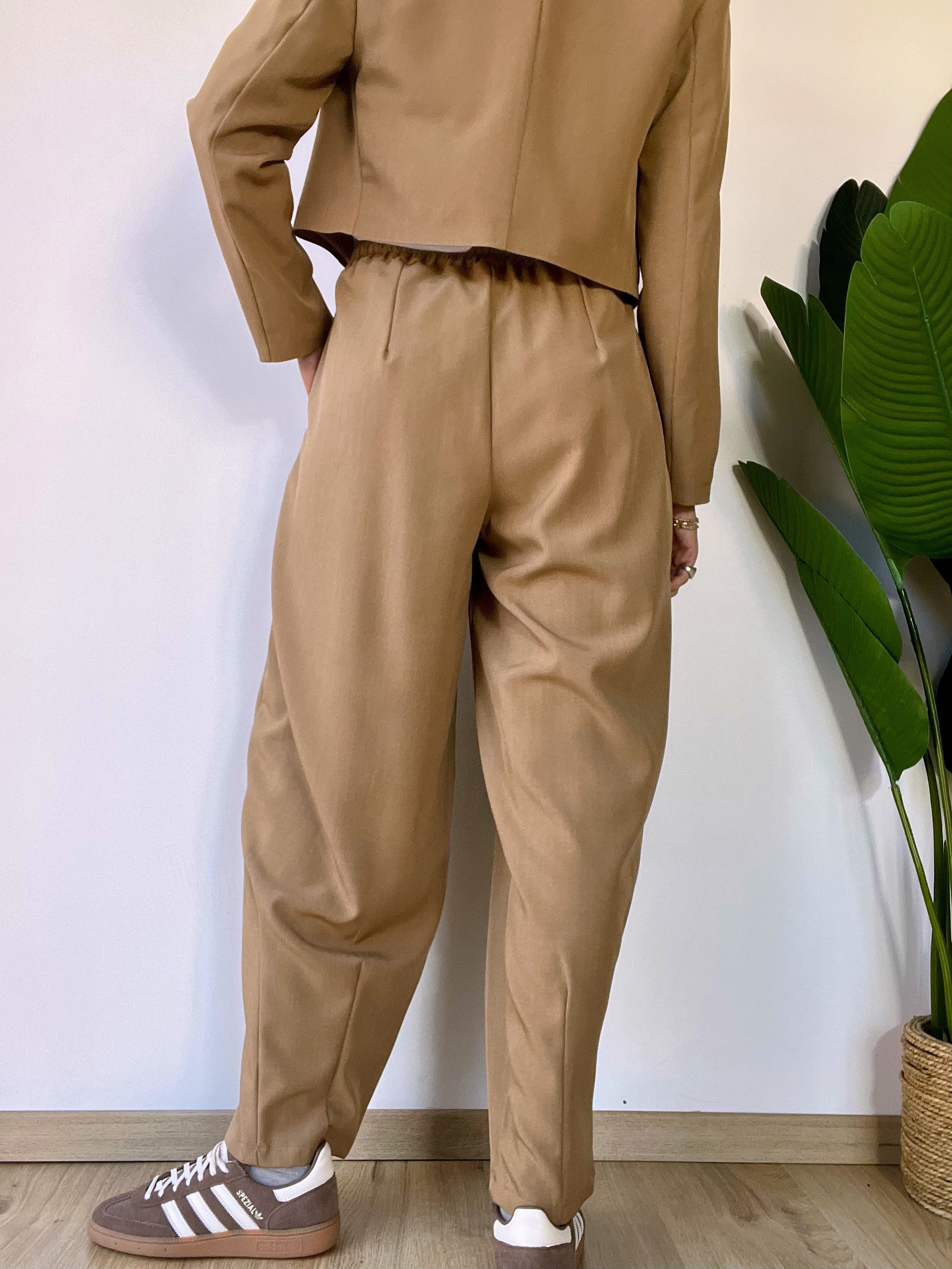Tailleur con blazer corto e panta balloon beige