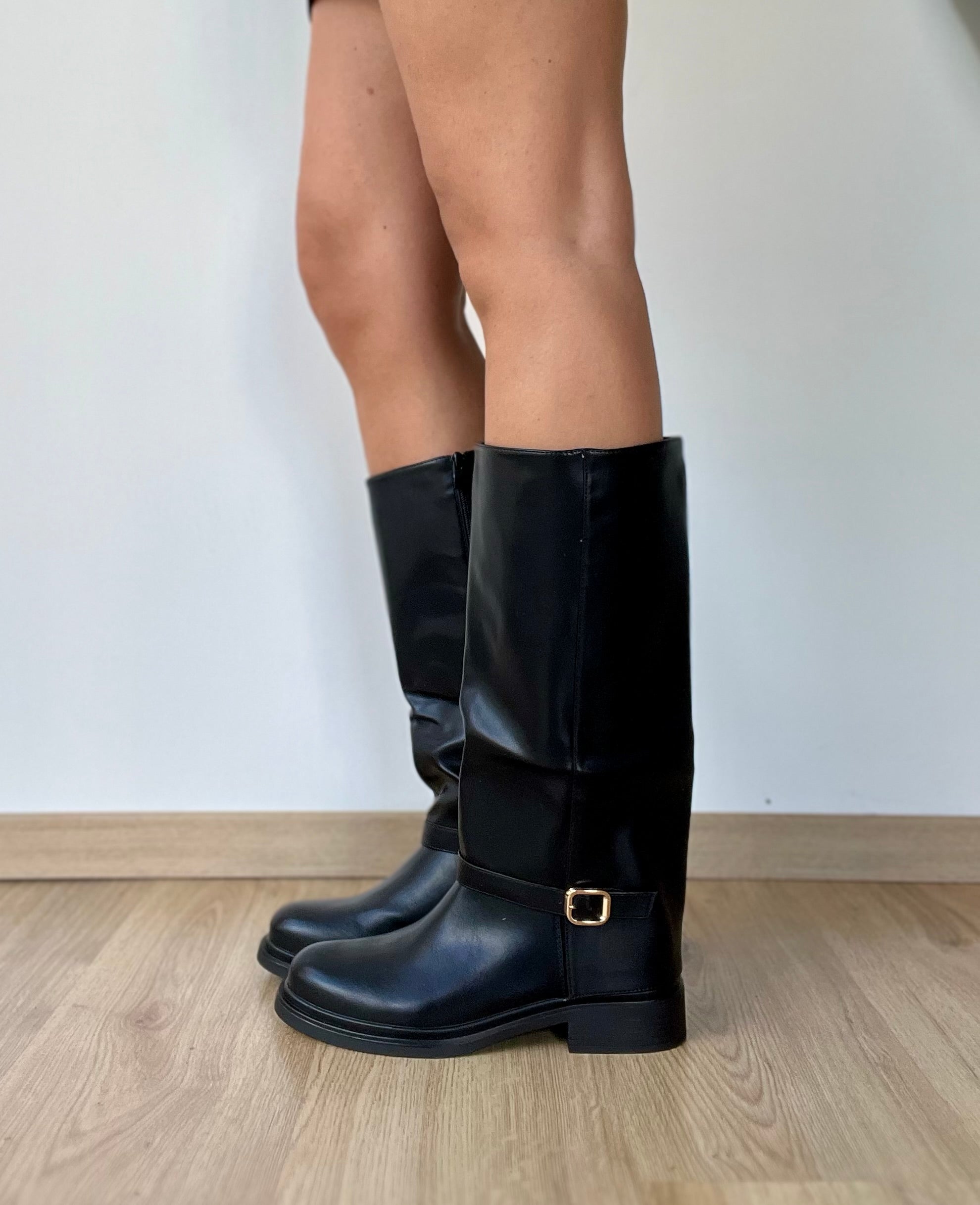 Stivale nero con gambale dritto