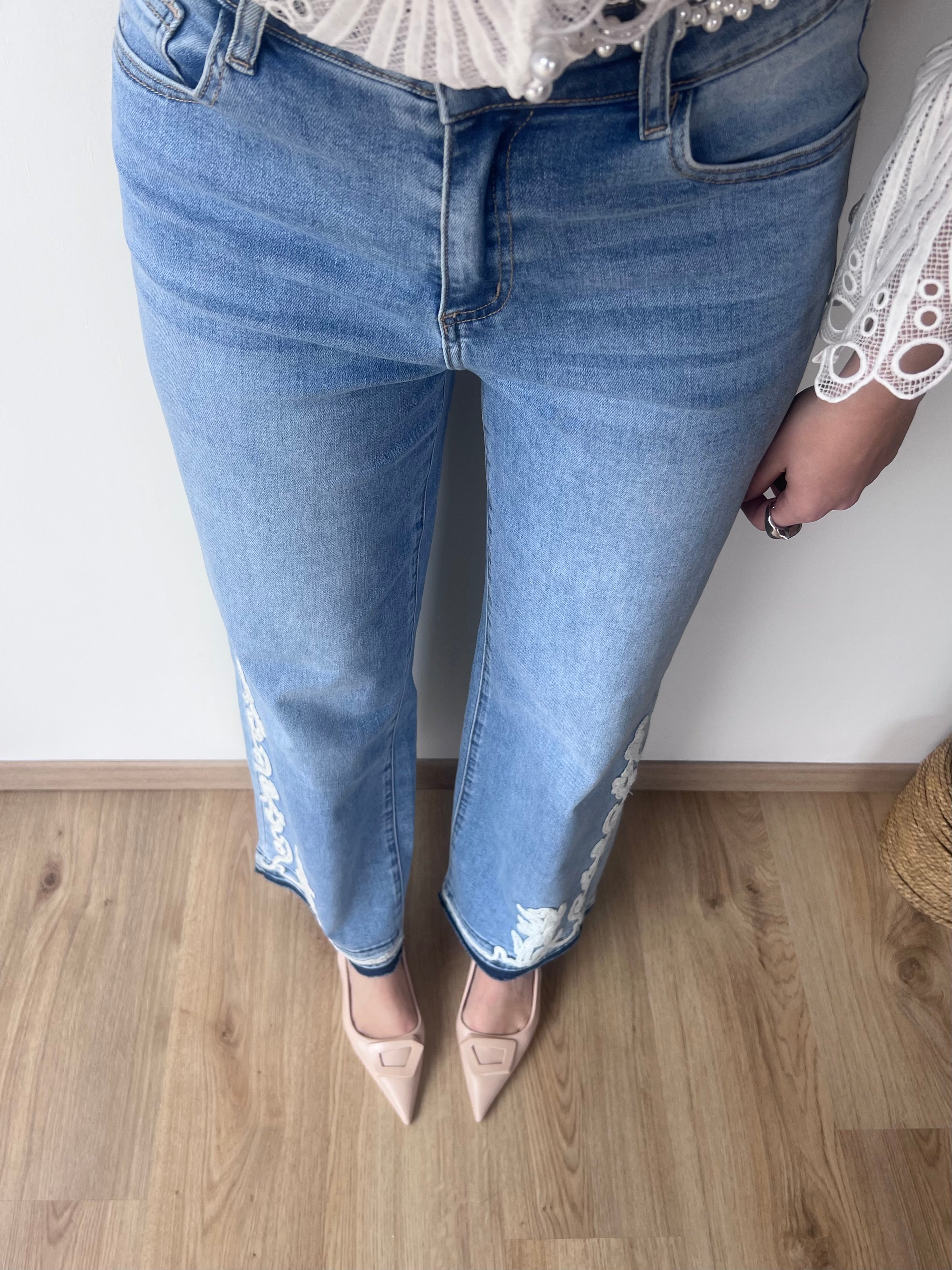 Jeans chiaro a palazzo con dettaglio ricamato