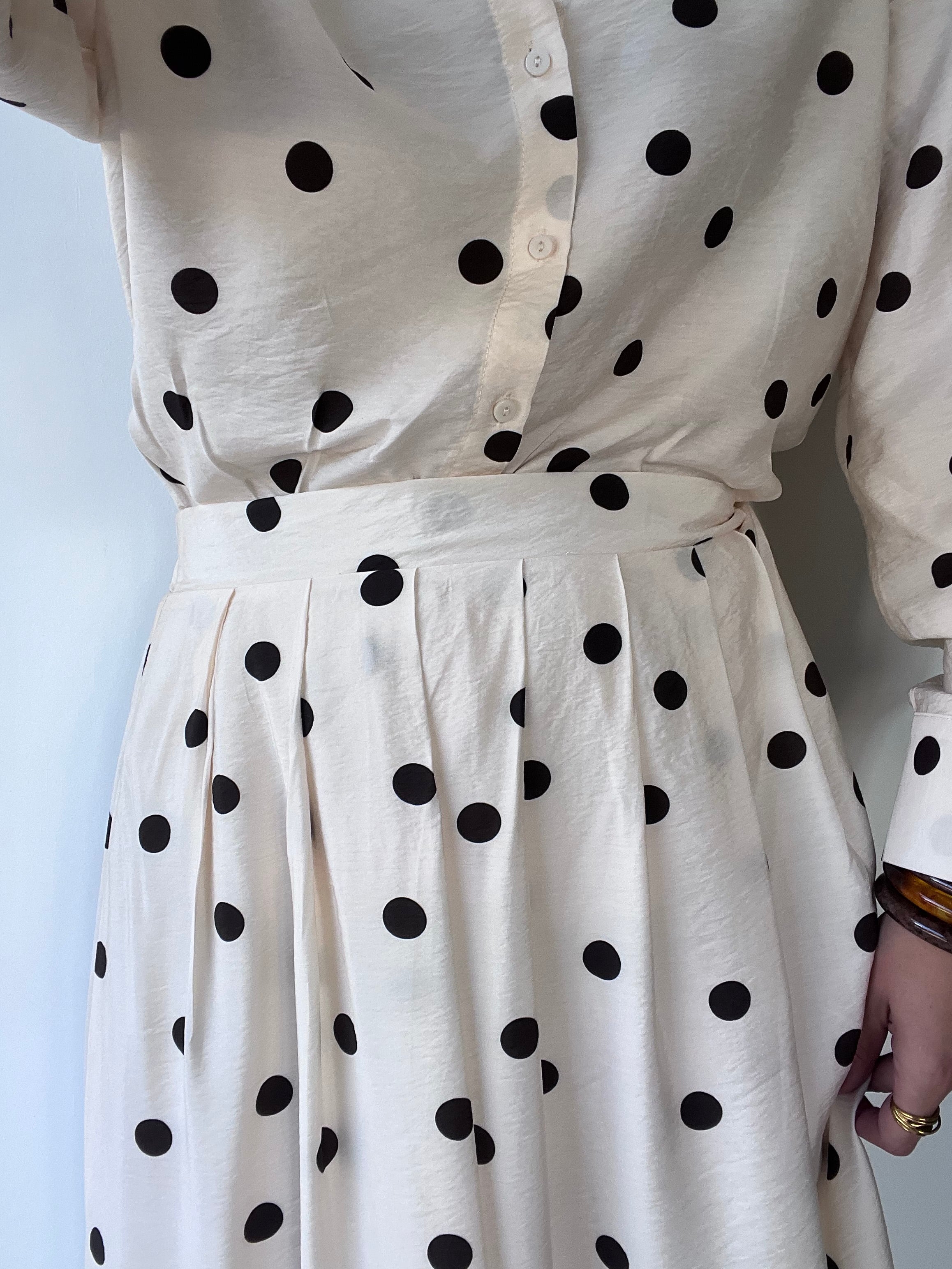 Coordinato beige con camicia e gonna a pois marrone