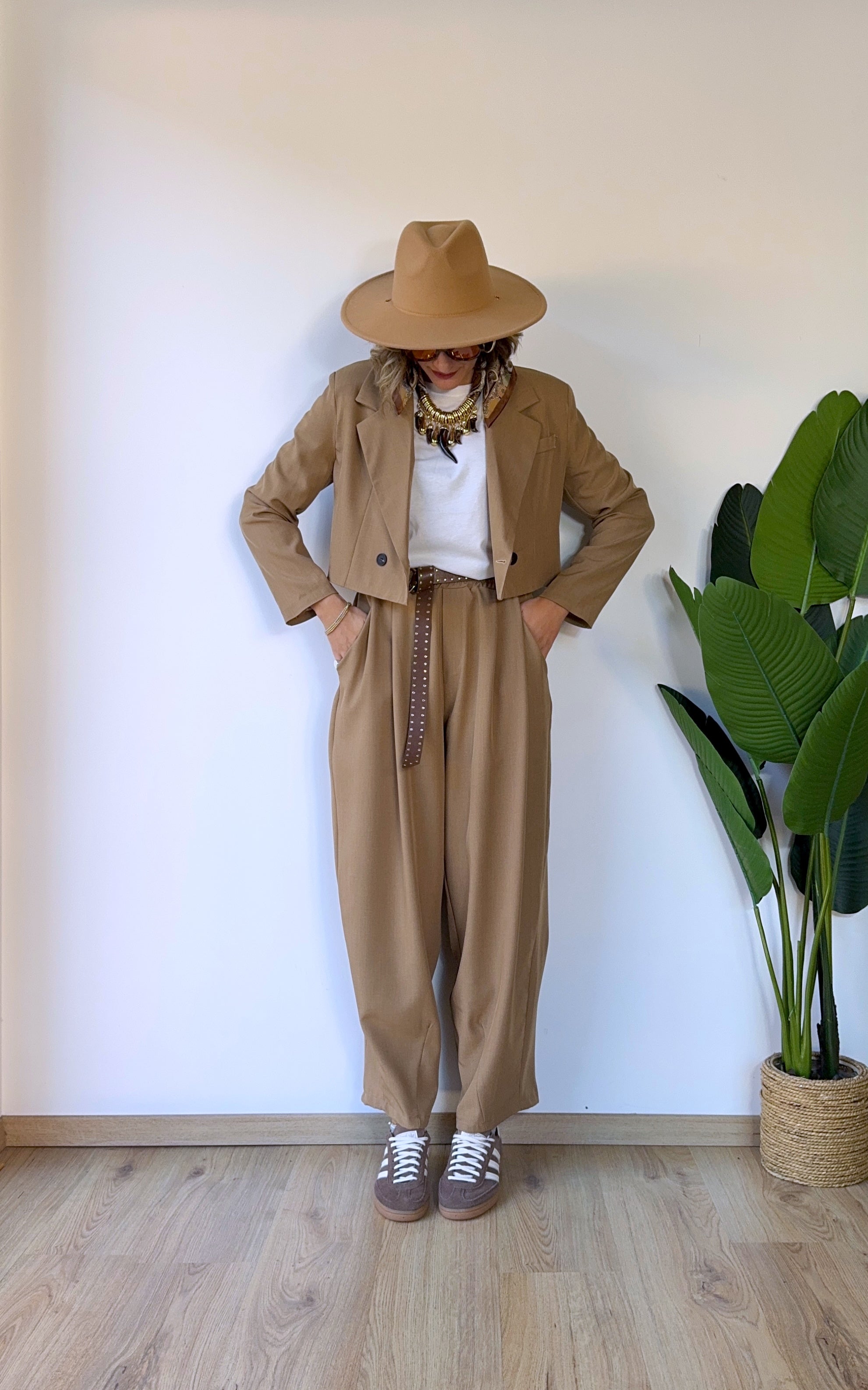 Tailleur con blazer corto e panta balloon beige