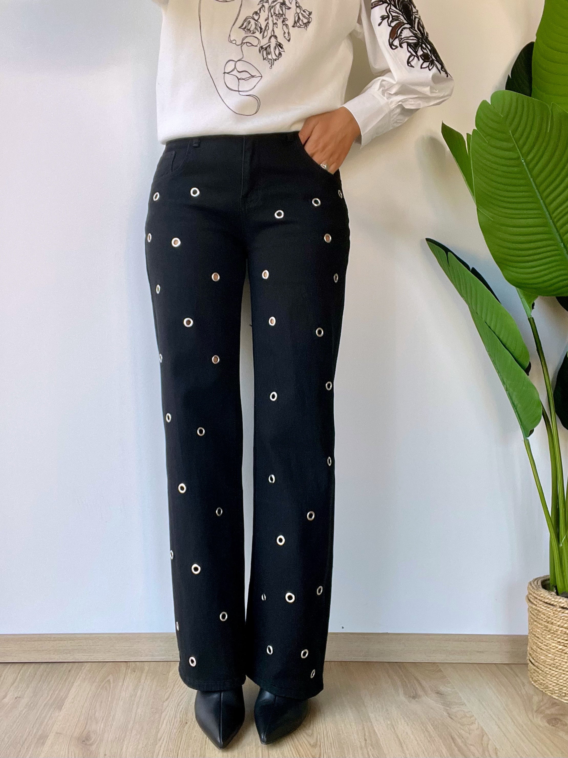 Jeans a palazzo nero con occhielli