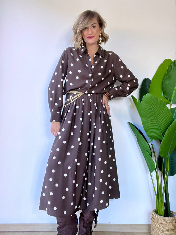 Coordinato marrone con camicia e gonna a pois