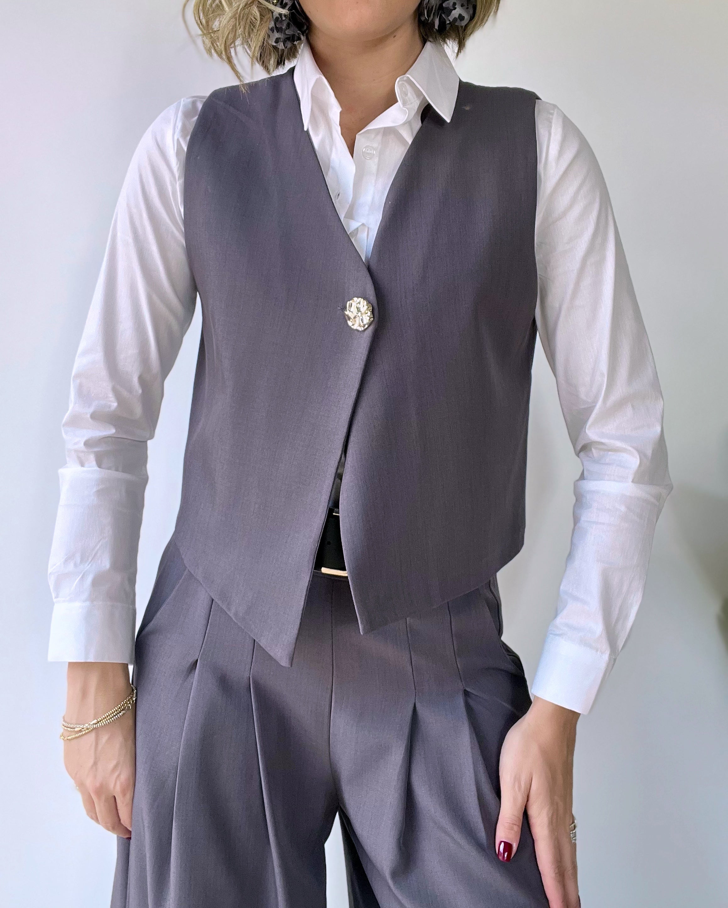 Tailleur grigio con gilet e pantalone largo