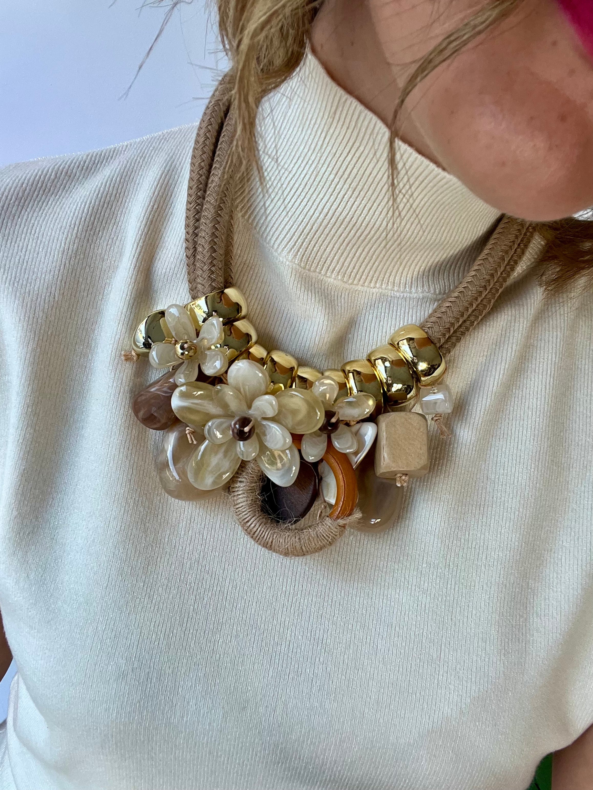 Collana beige in corda con ciondoli