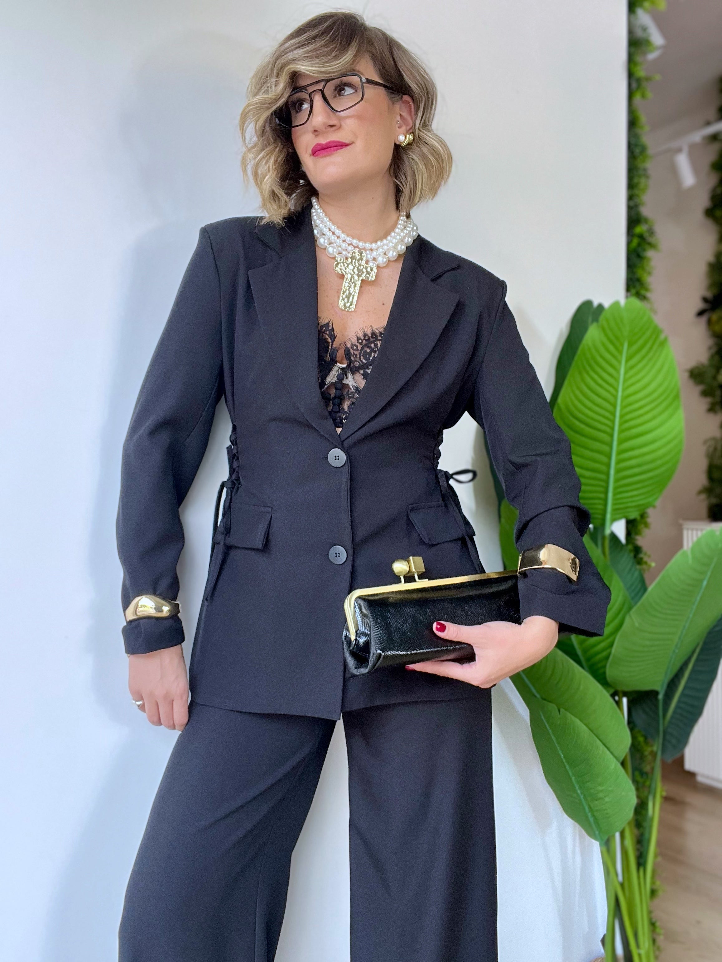 Tailleur nero con stringhe laterali