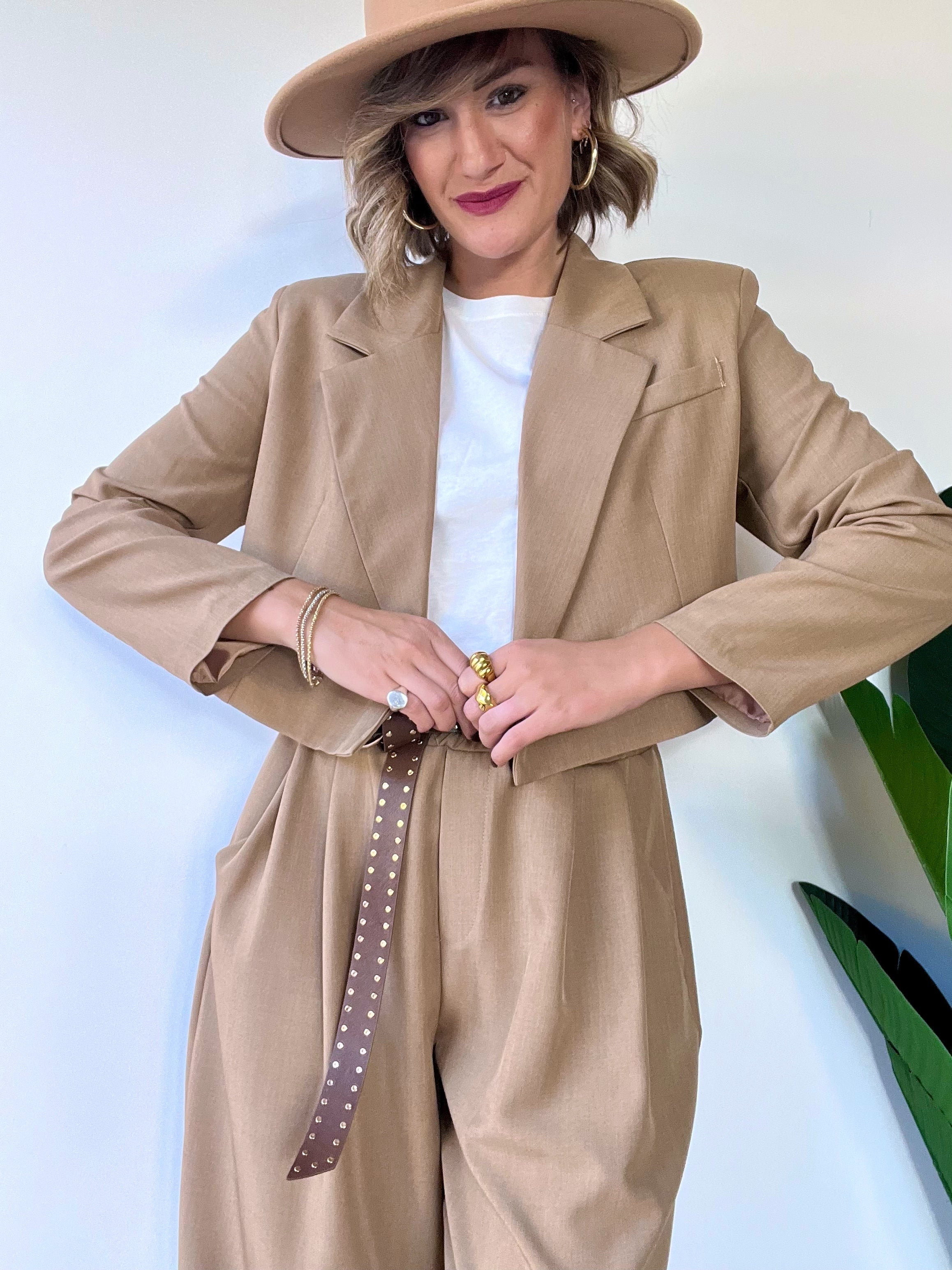 Tailleur con blazer corto e panta balloon beige