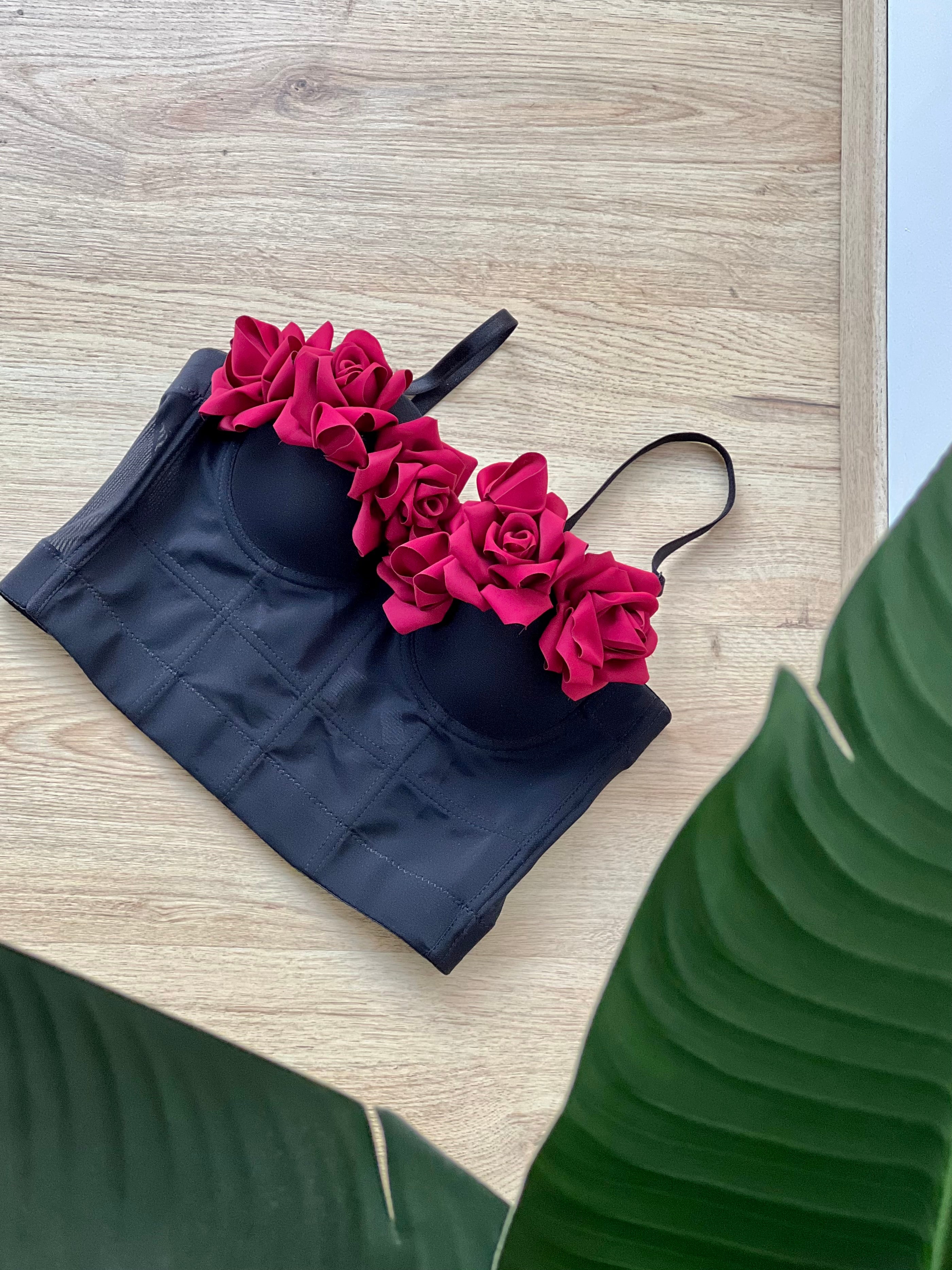 Corpetto nero strutturato con rose bordeaux